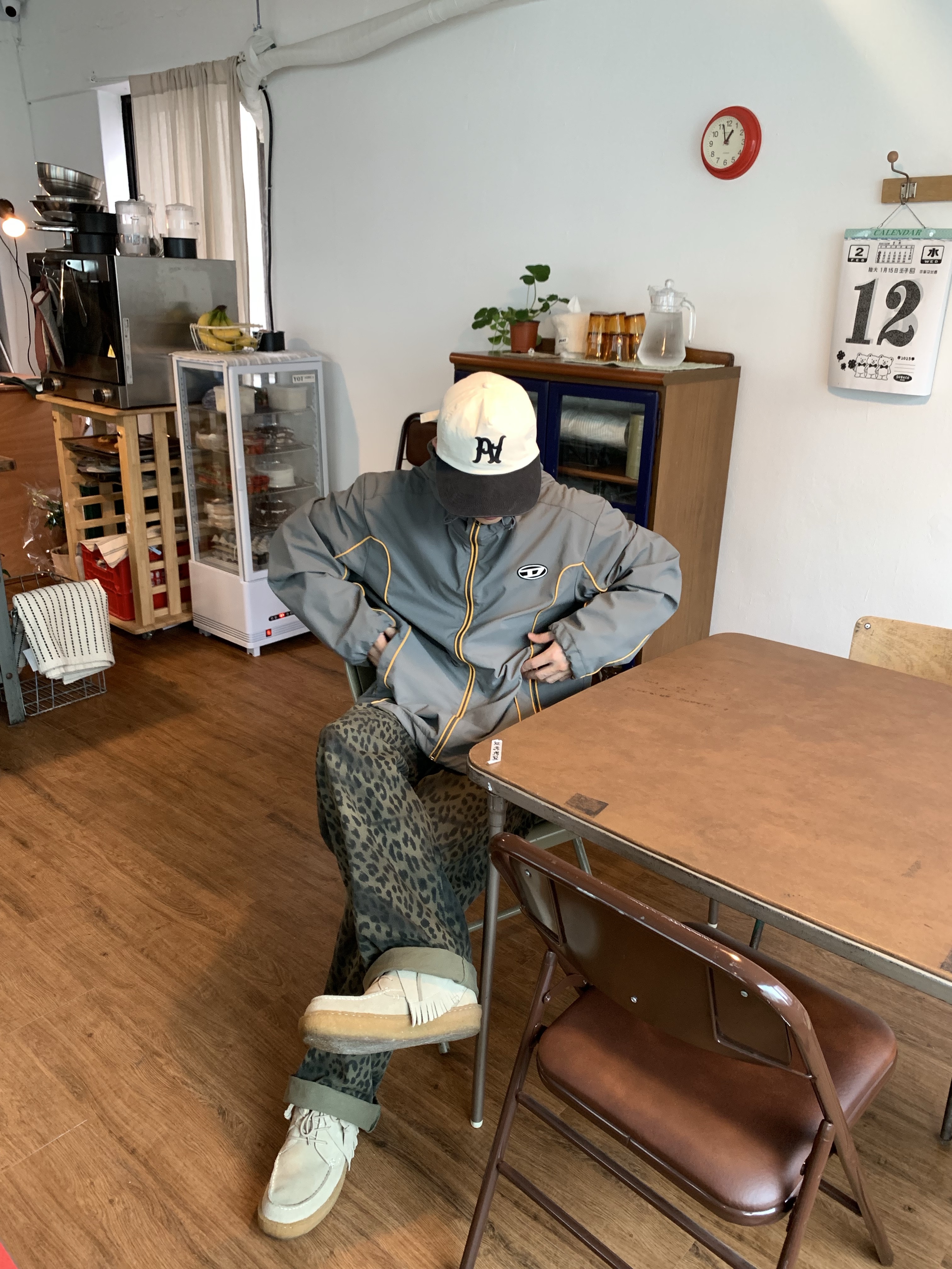 ersco Leopard Baggy Trousers Khaki, Diesel J-Hives Windbreaker with Contrast Piping Grey 착용 스타일 - 2