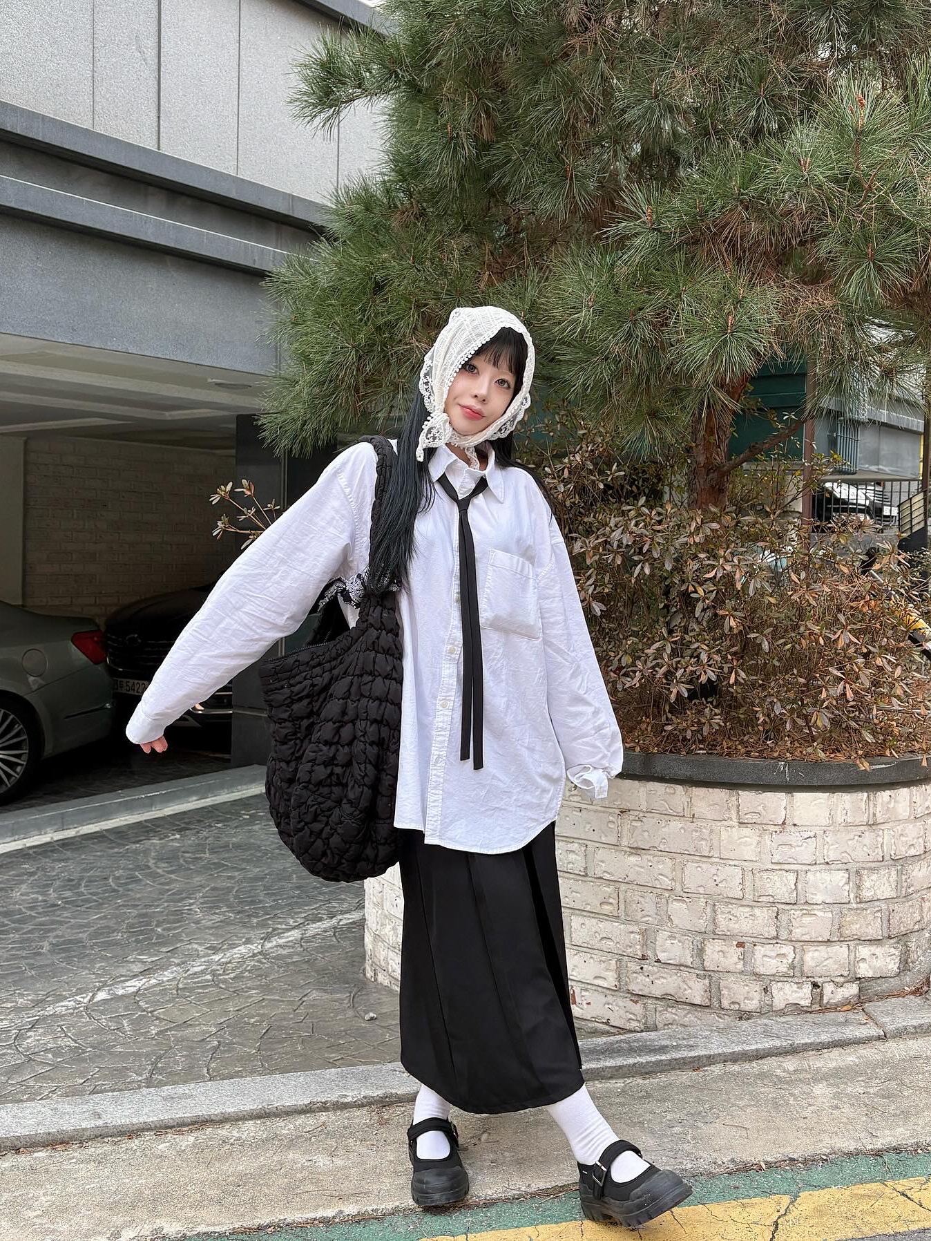 COS Quilted Oversized Shoulder Bag Black 착용 스타일 - 3