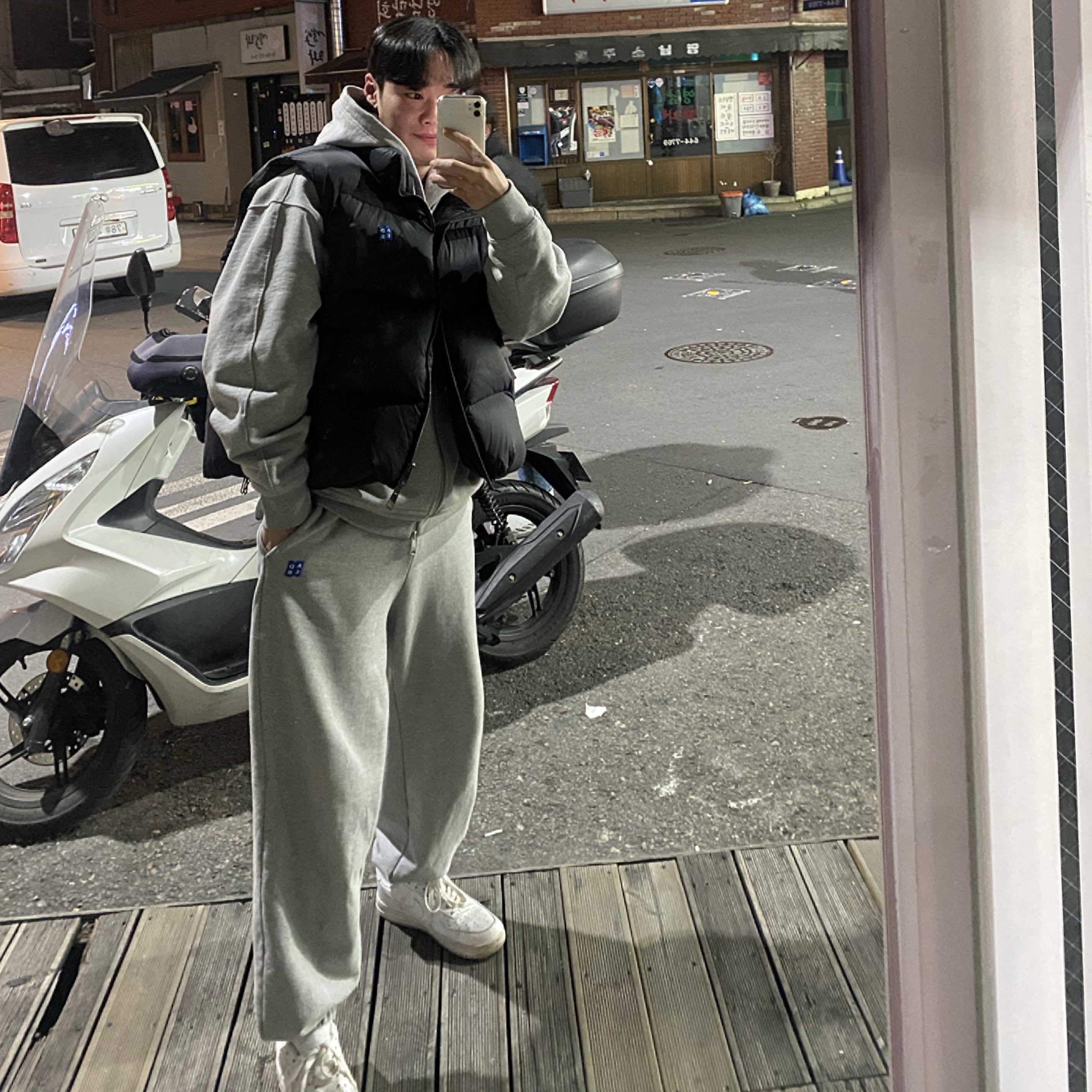 Ader Error Sig; TRS Tag Puffer Vest 01 Noir, Ader Error Sig; TRS/BL Tag Hoodie Zip-Up 02 Grey 착용 스타일