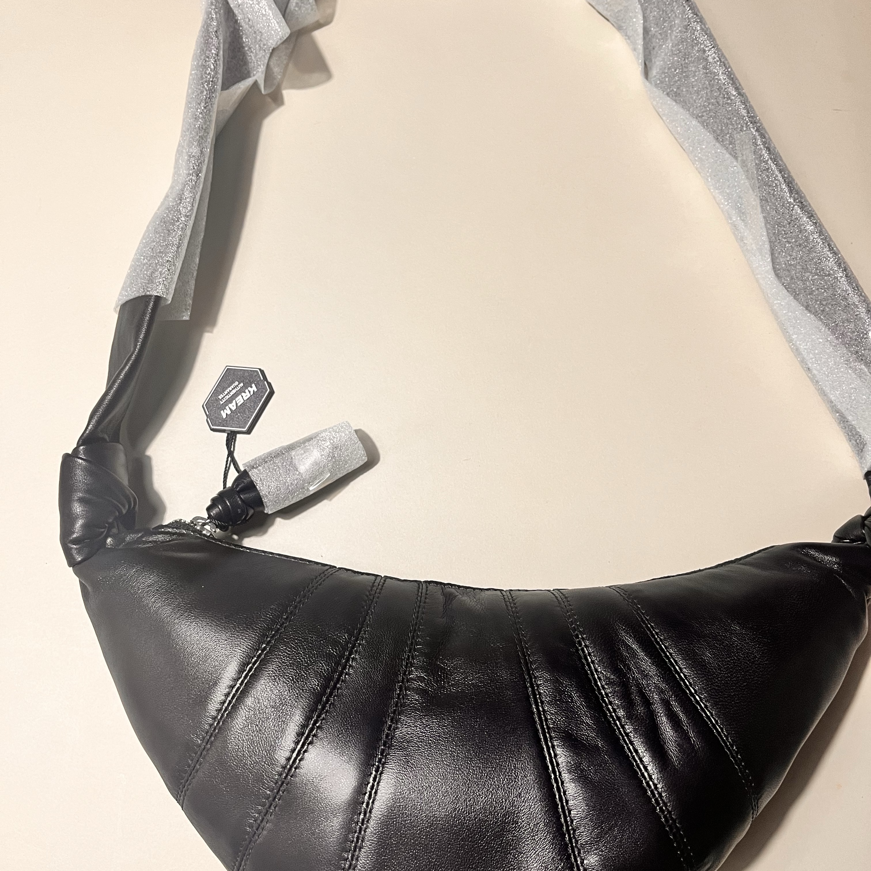 Lemaire Small Croissant Bag Soft Nappa Leather Black 착용 스타일