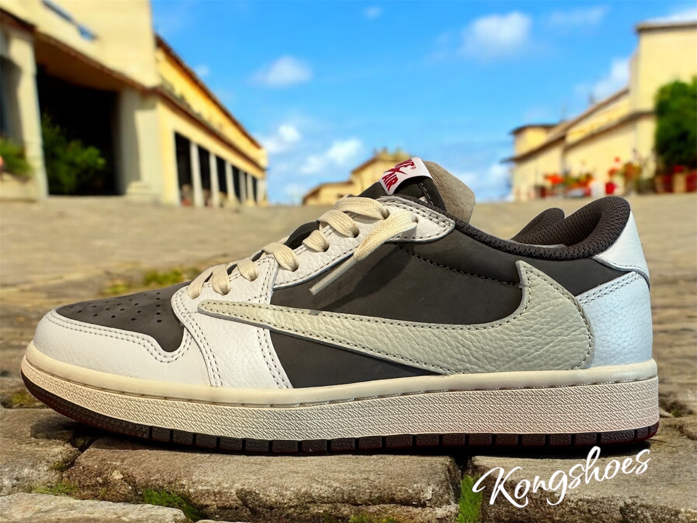Jordan 1 x Travis Scott Retro Low OG SP Sail and Ridgerock 착용 스타일