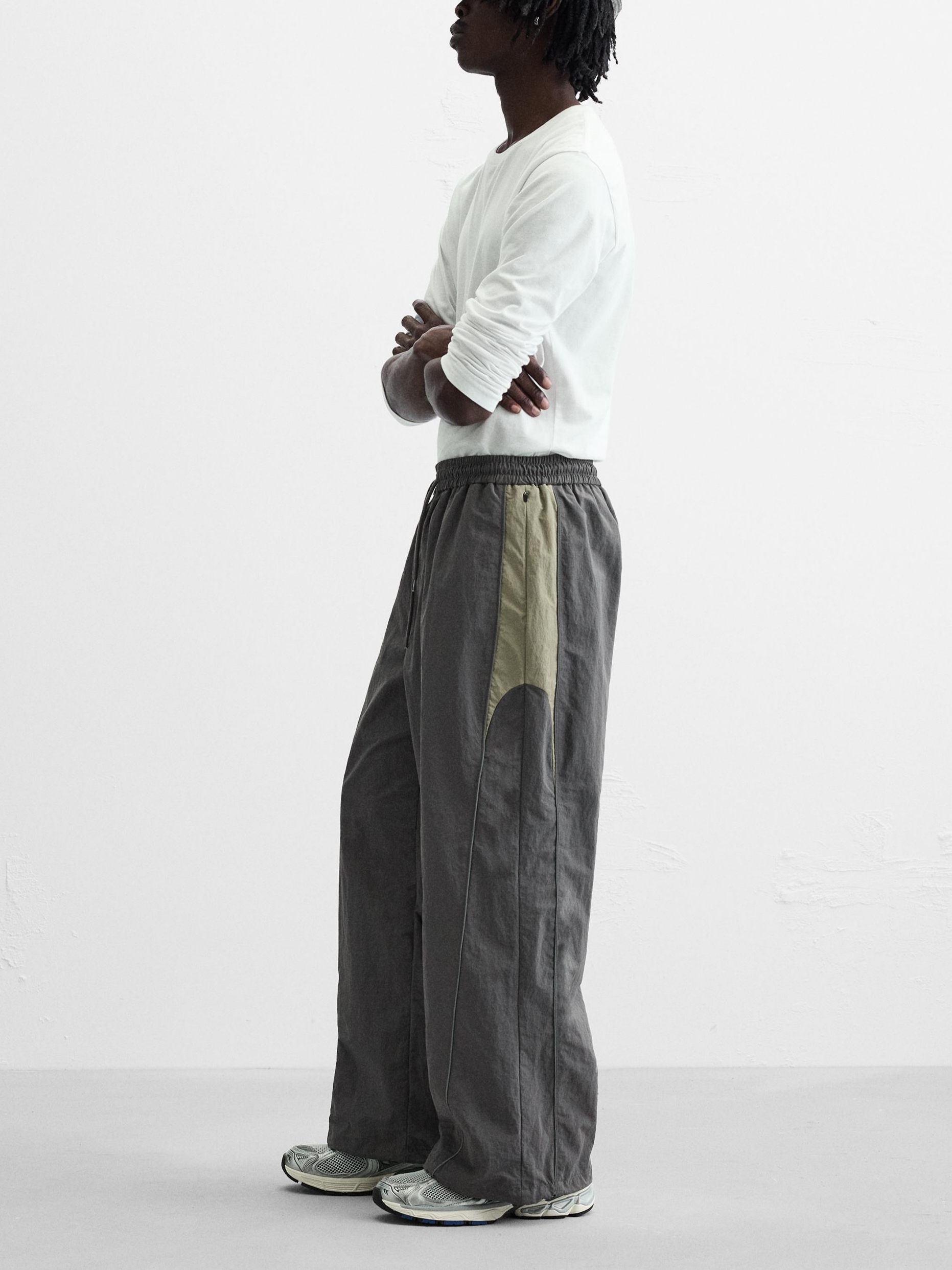 Zara Colour Block Technical Joggers Dark Grey, (W) Adidas Adilenium Season 2 Oversized Zip Off Track Pants Gender Neutral Black - KR Sizing 착용 스타일