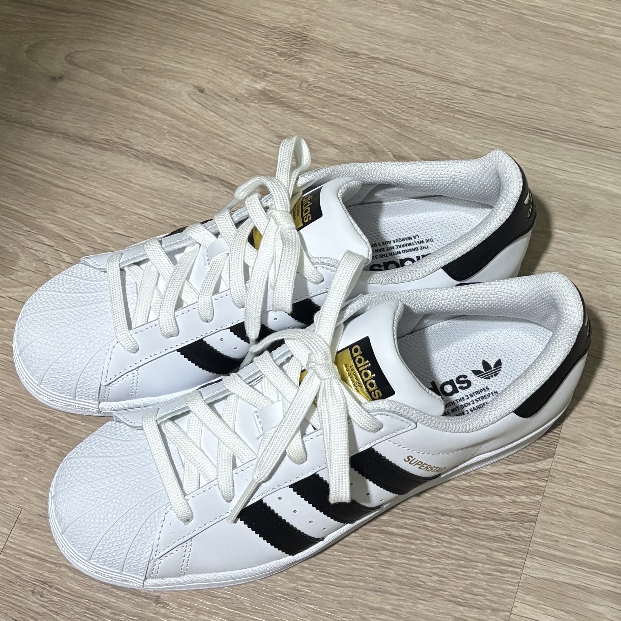 Adidas Superstar White Black 착용 스타일