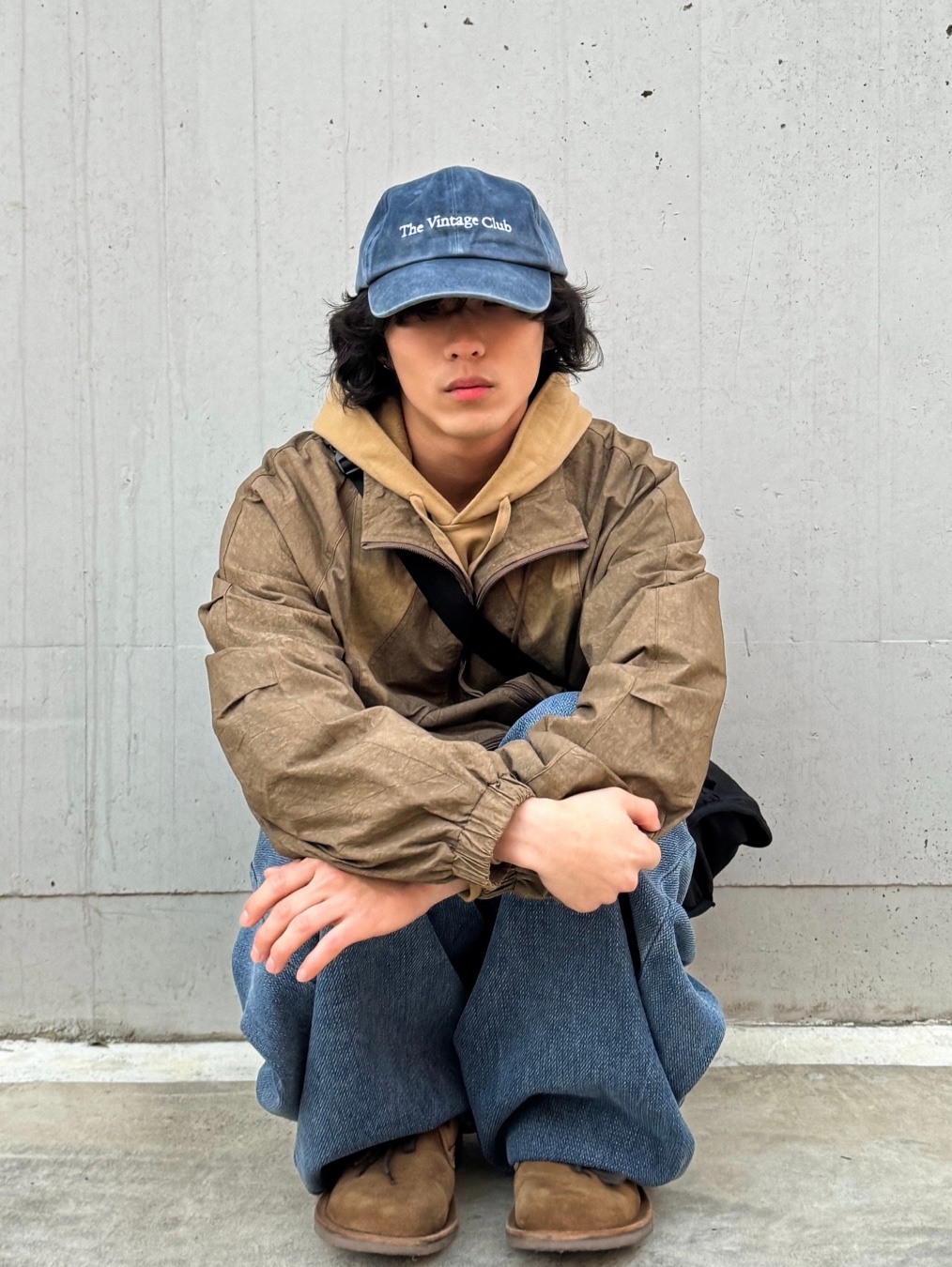 Asics Gel-Quantum Kinetic Graphite Grey Black, New Era x MoMA New York Yankees Cap Navy 착용 스타일 - 5