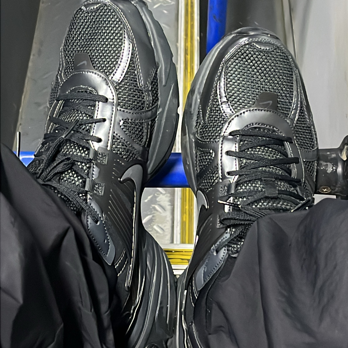 Nike V2K Run Black Anthracite 착용 스타일 - 1
