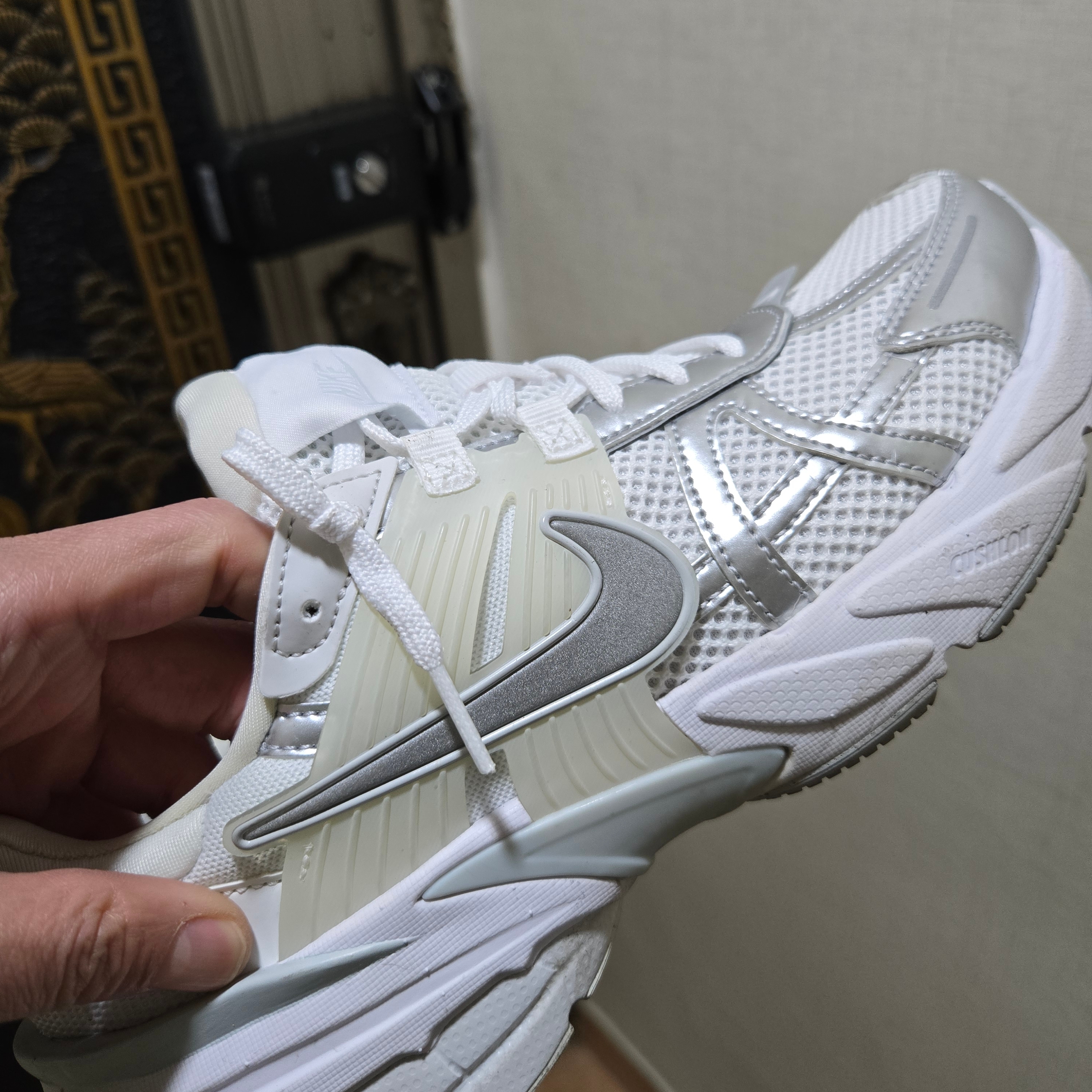 Nike V2K Run Metallic Silver White 착용 스타일