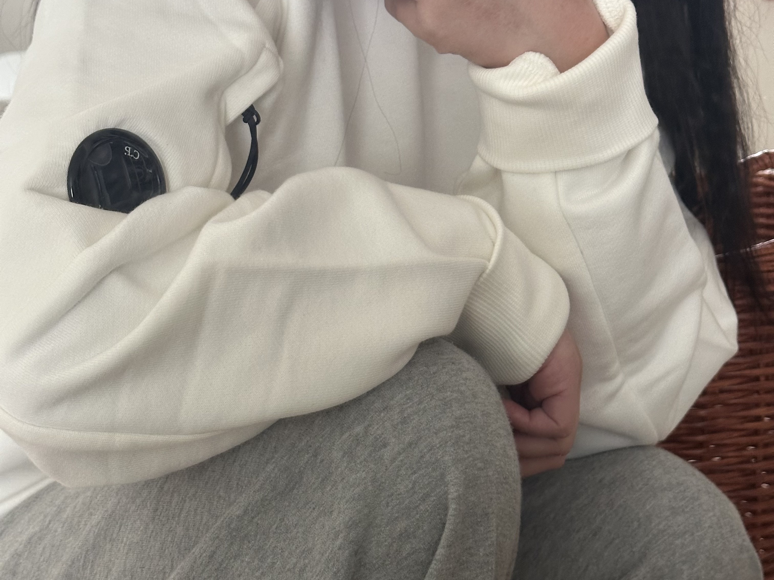 C.P. Company Diagonal Raised Fleece Crew Neck Lens Sweatshirt Gauze White - 24FW 착용 스타일