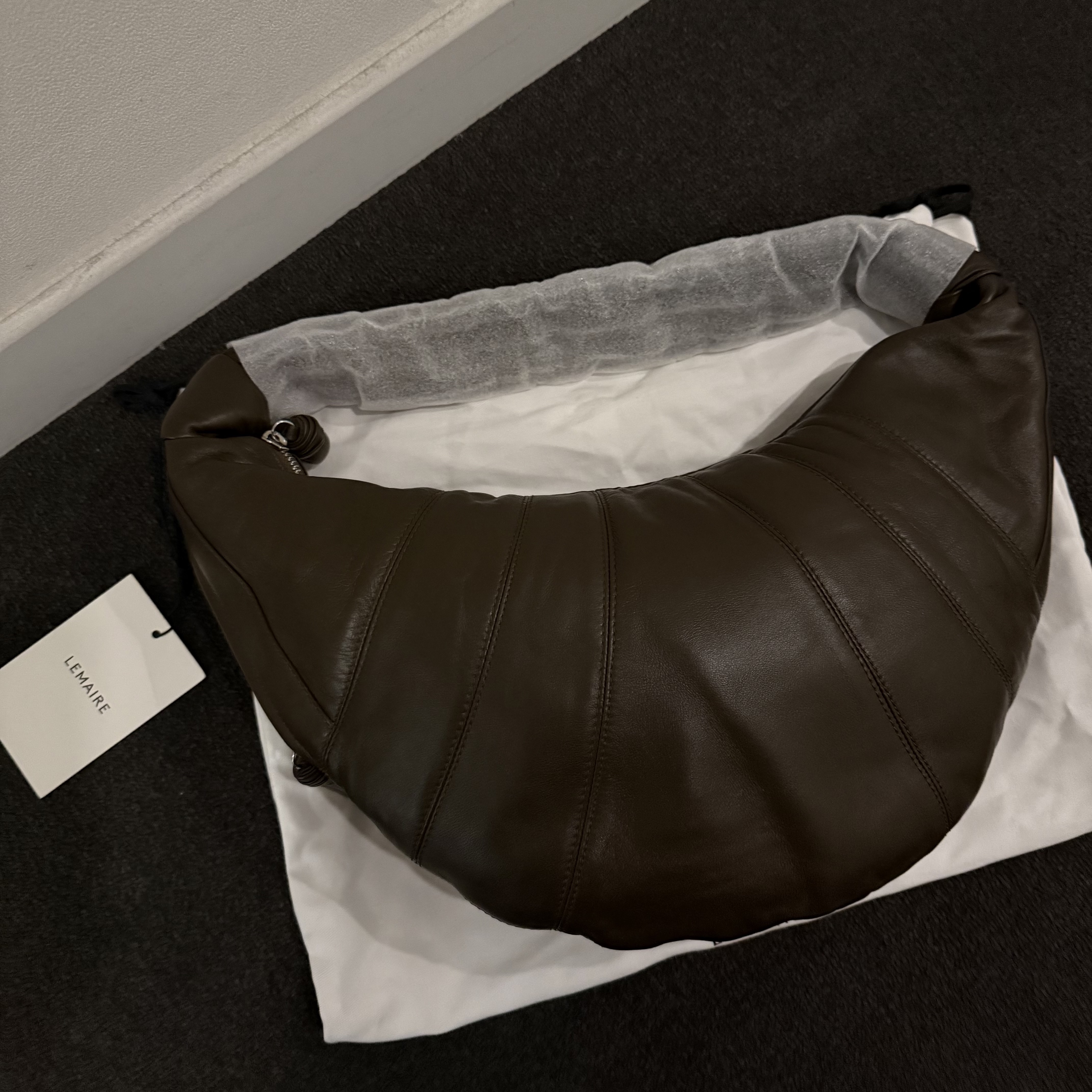 Lemaire Fortune Croissant Bag Soft Nappa Leather Dark Tobacco 착용 스타일