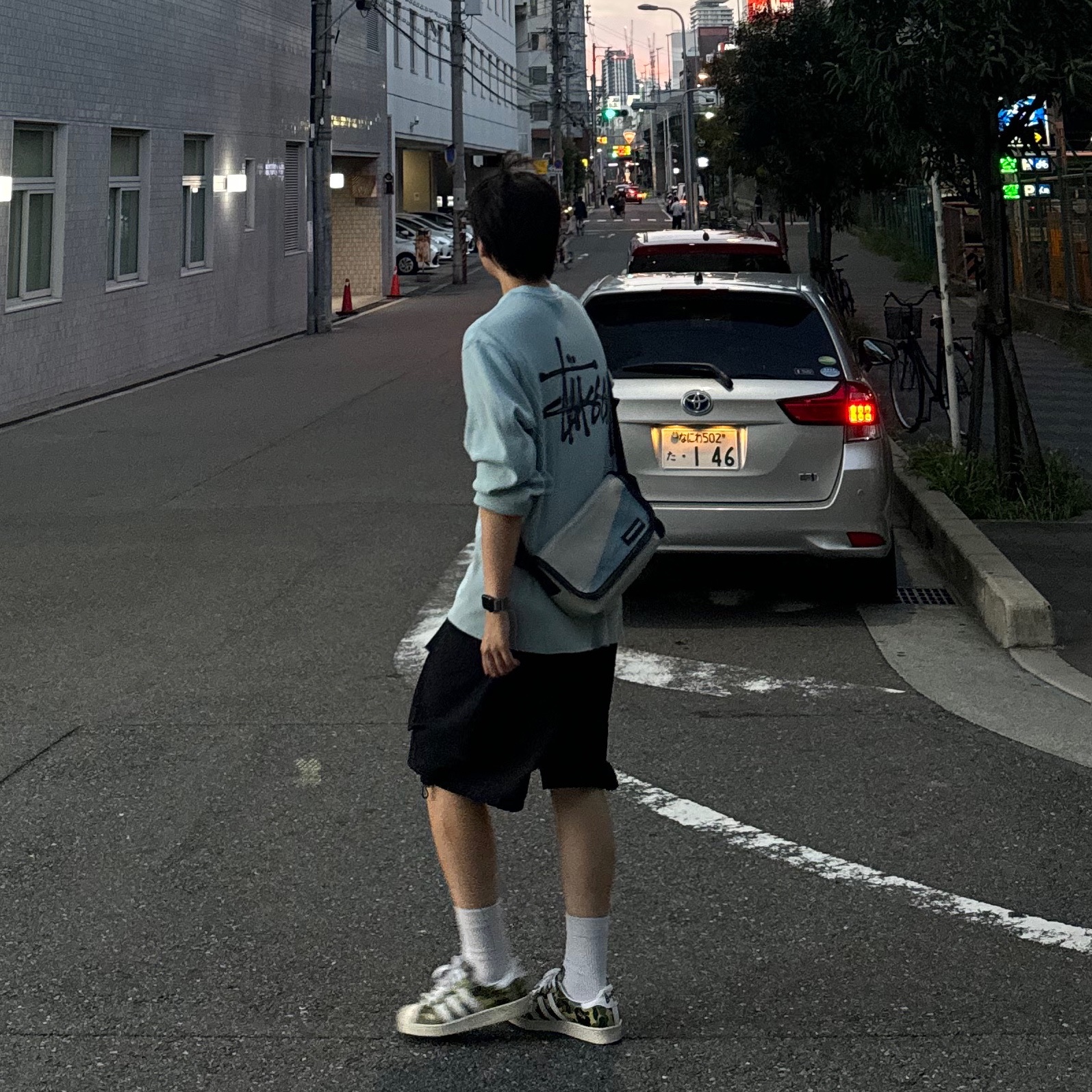 Stussy Basic Stock Thermal LS T-Shirt Light Blue, Adidas x BAPE Superstar 80s Green Camo 착용 스타일 - 1