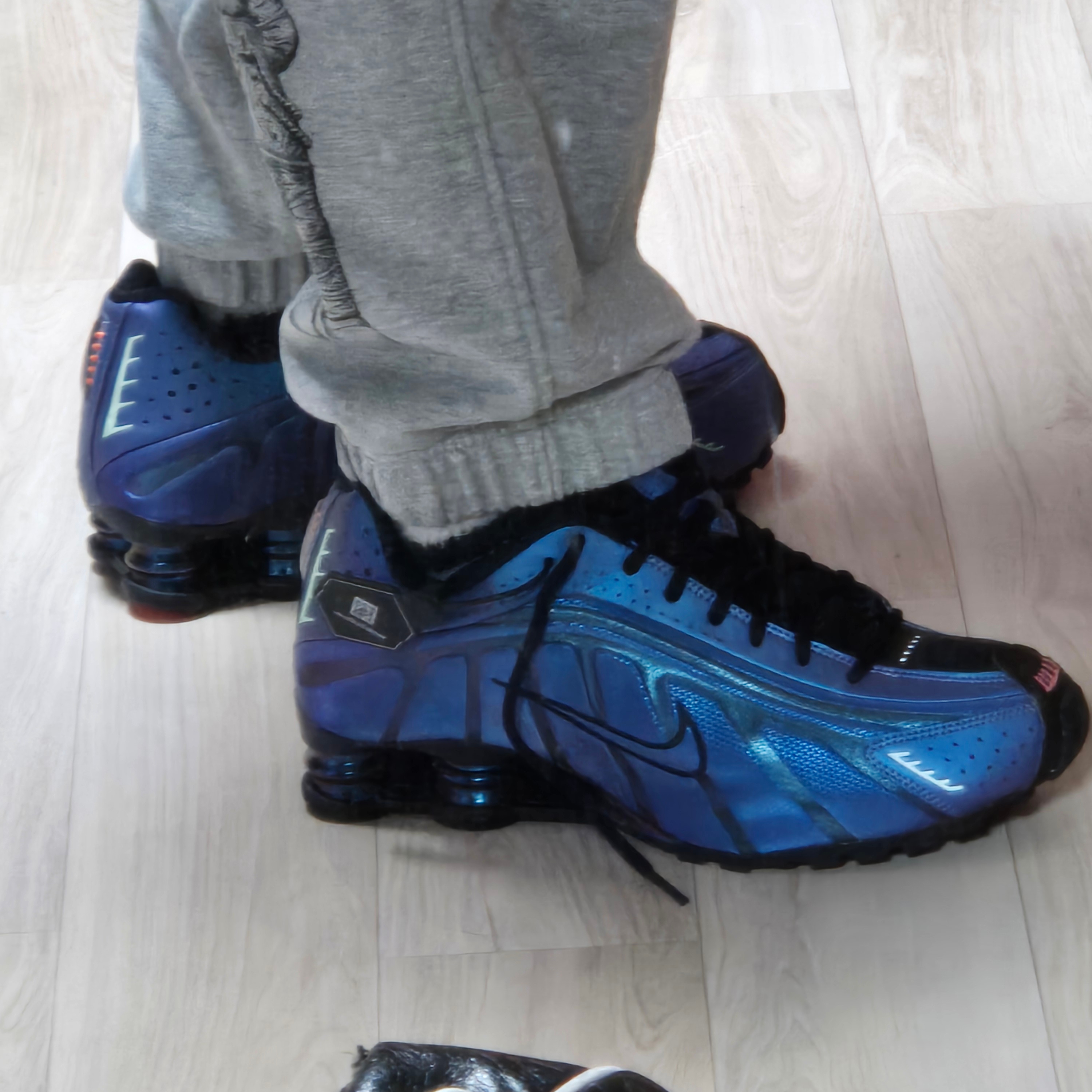Nike Shox R4 Black and Hot Punch, Uniqlo UT x Kaws x Warhol Sweatpants Black 착용 스타일 - 2