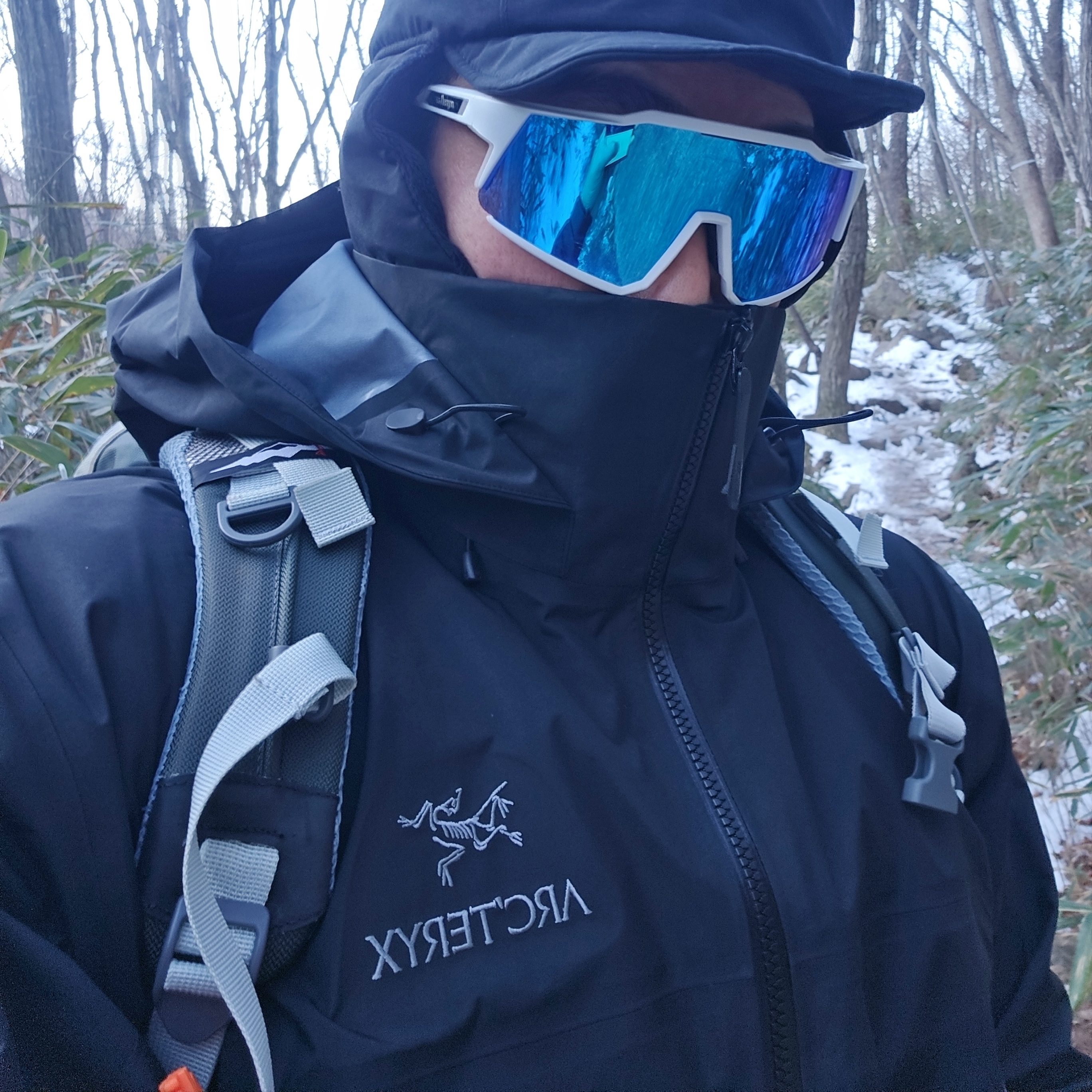 Arc'teryx Beta AR Jacket Black, The North Face Gore-Tex Earmuff Cap Black 착용 스타일 - 2