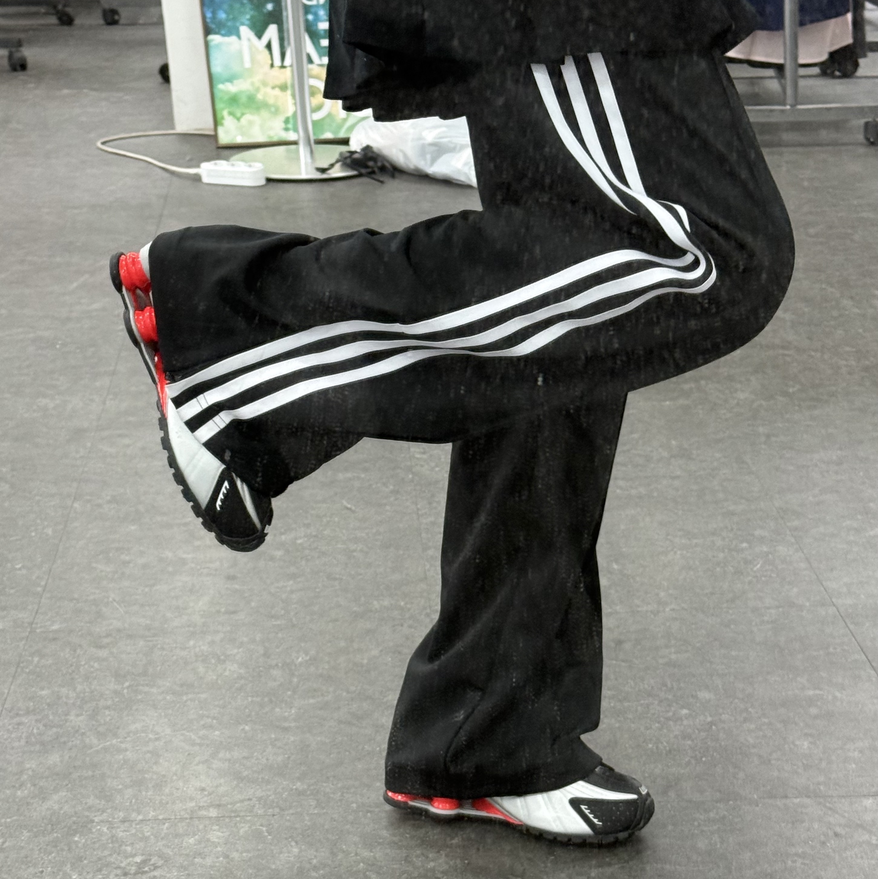Nike Shox R4 Black and Metallic Silver 착용 스타일