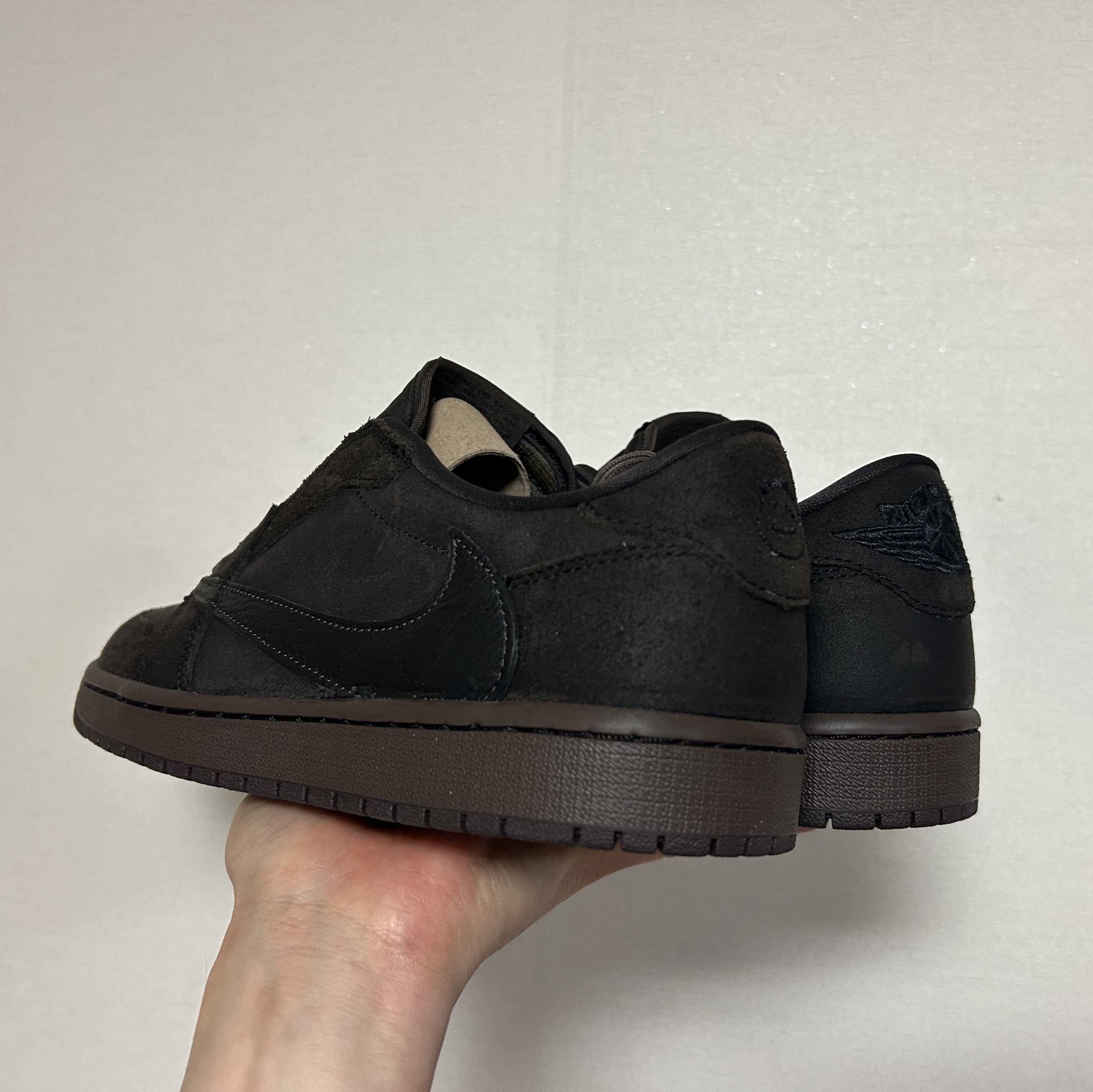 Jordan 1 x Travis Scott Retro Low OG SP Velvet Brown and Dark Mocha 착용 스타일 - 3