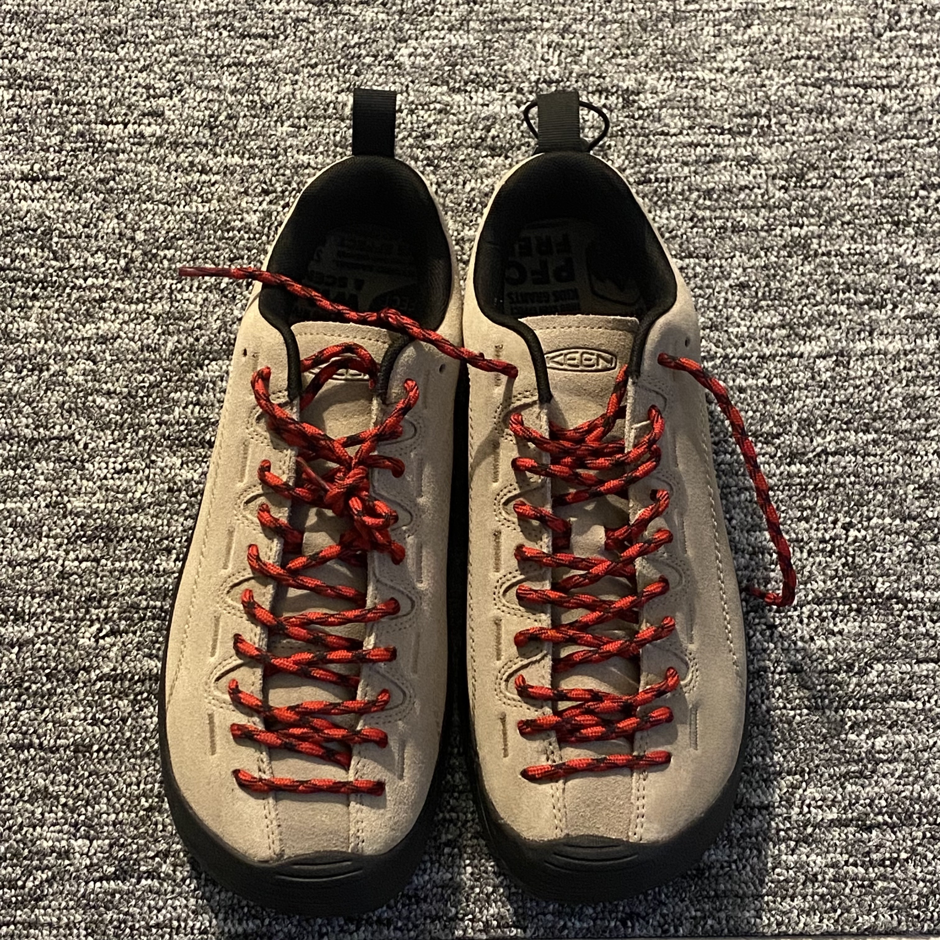 Keen Jasper Suede Sneakers Silver Mink 착용 스타일 - 1