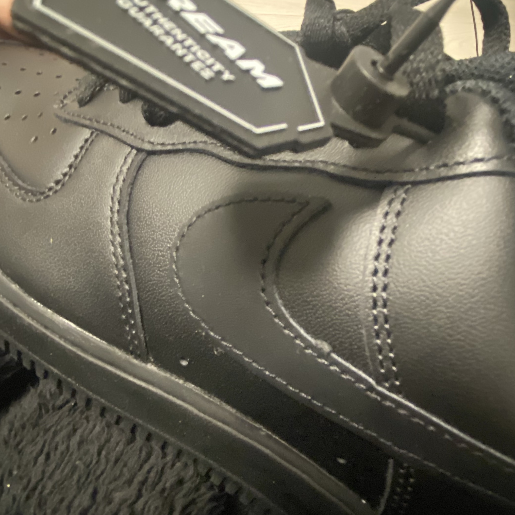 Nike Air Force 1 '07 Low Triple Black 착용 스타일 - 4