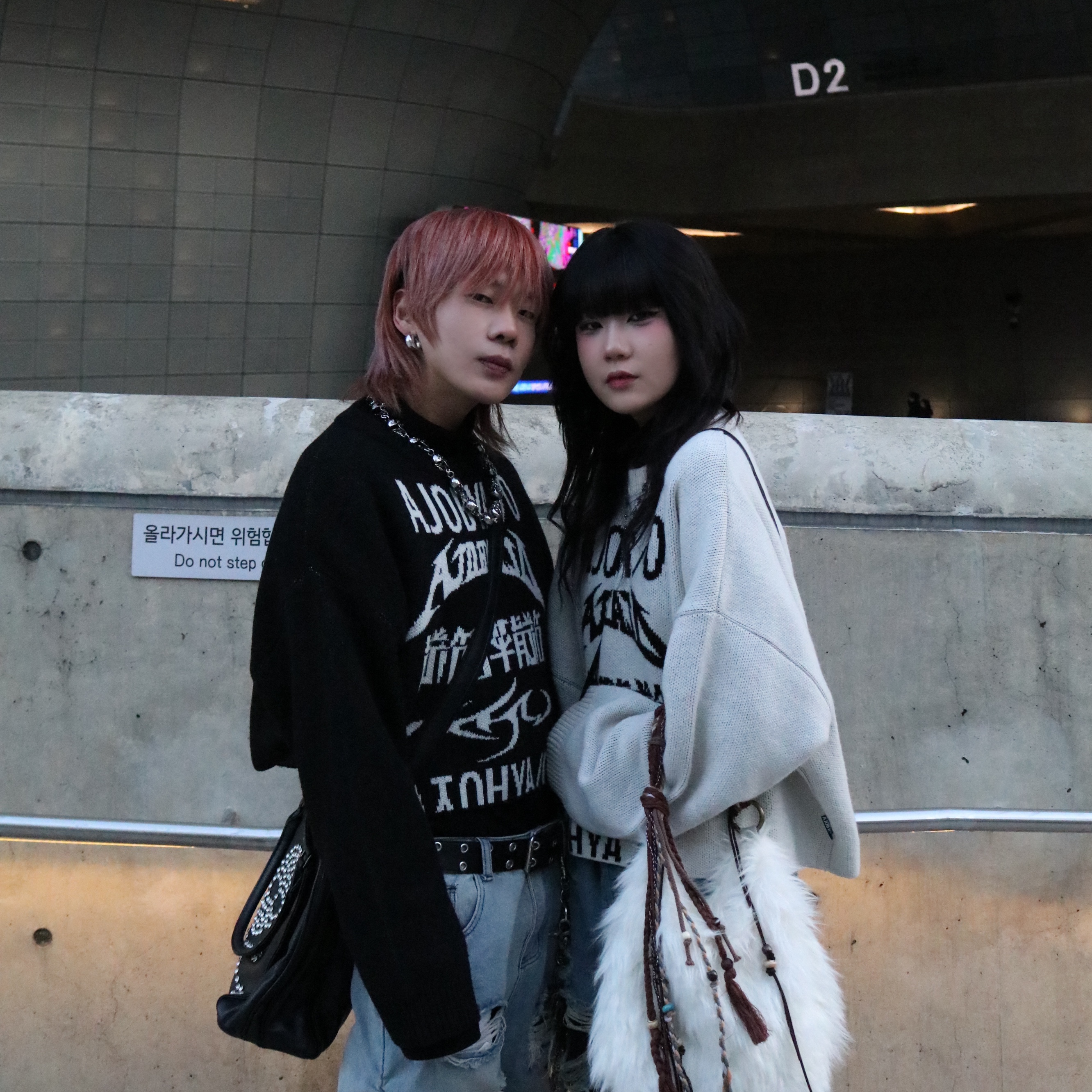 AJOBYAJO PBA Total Logo Cropped Sweater IVORY, AJOBYAJO PBA Total Logo Cropped Sweater BLACK 착용 스타일 - 1