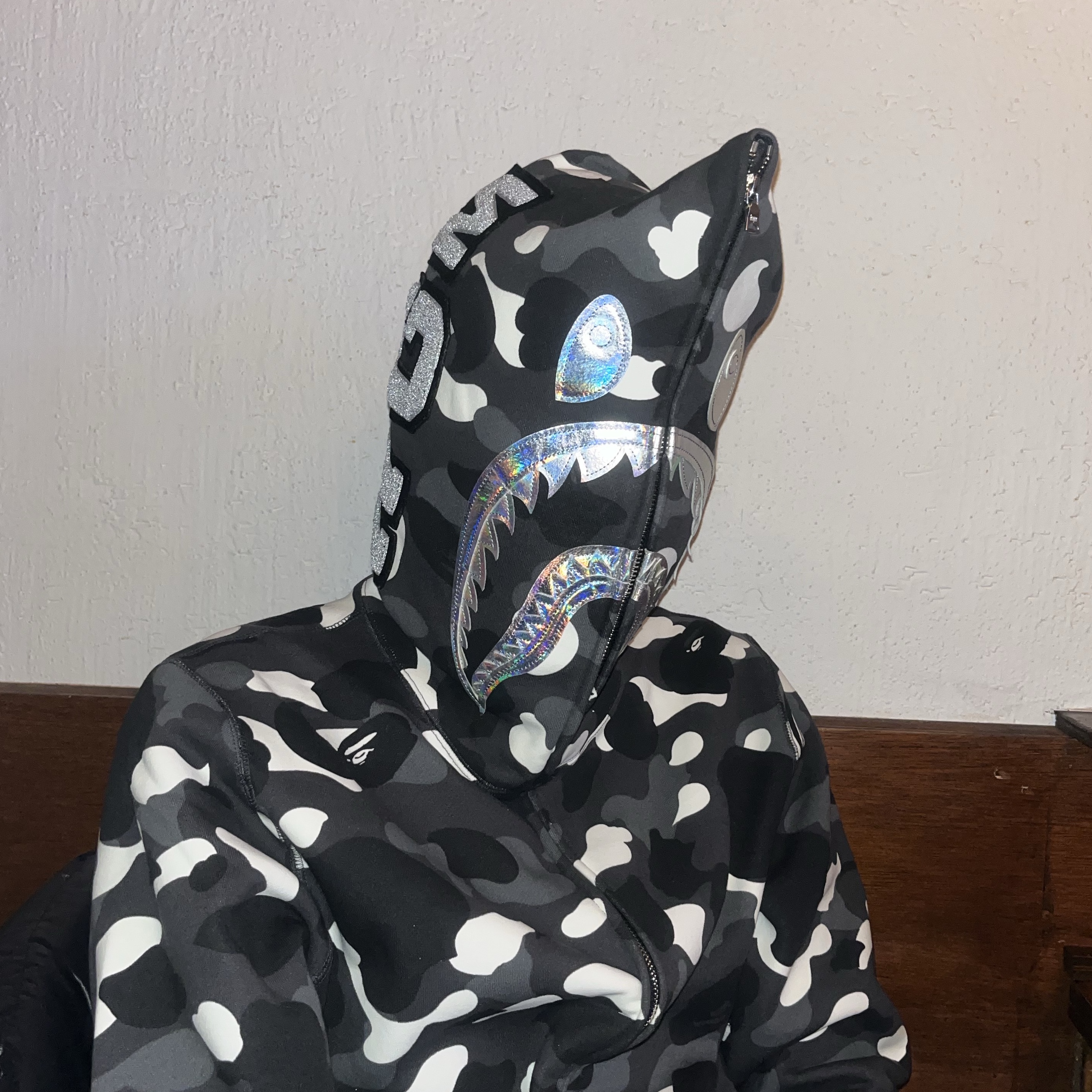 BAPE City Camo Shark Full Zip Hoodie Black 착용 스타일 - 4