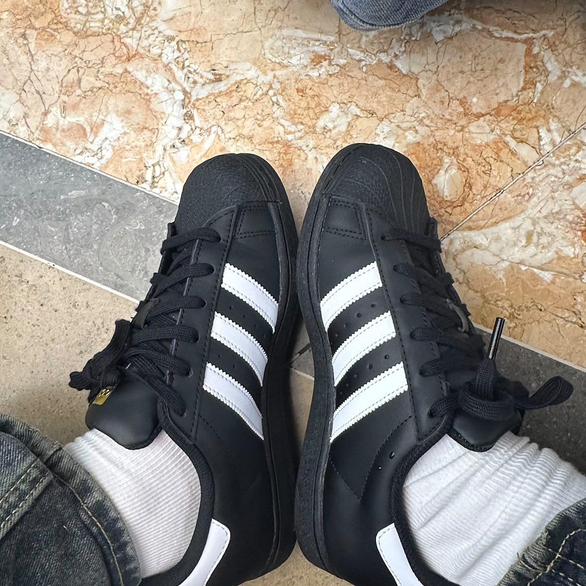 Adidas Superstar Core Black White 착용 스타일