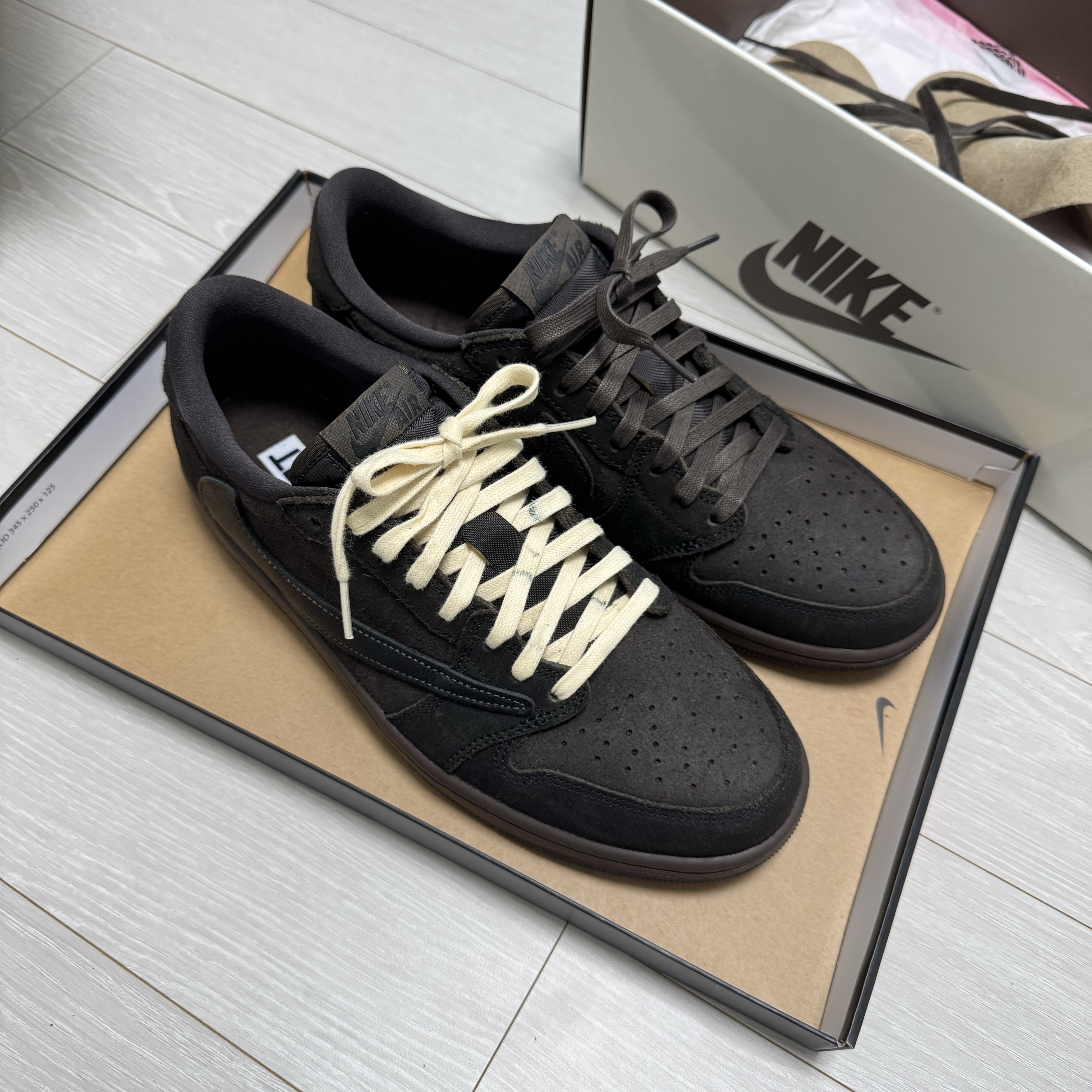 Jordan 1 x Travis Scott Retro Low OG SP Velvet Brown and Dark Mocha 착용 스타일