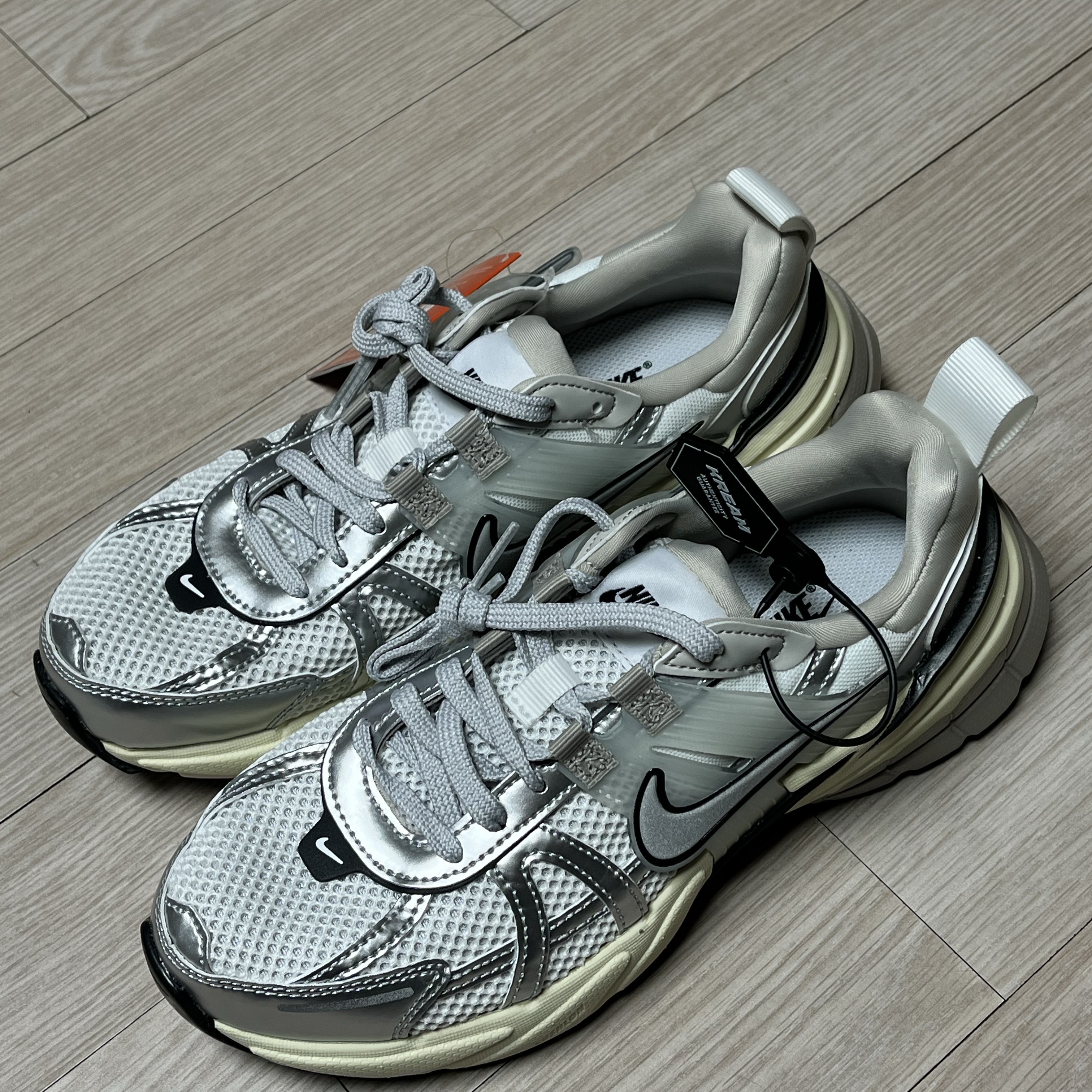 Nike V2K Run Summit White Metallic Silver 착용 스타일