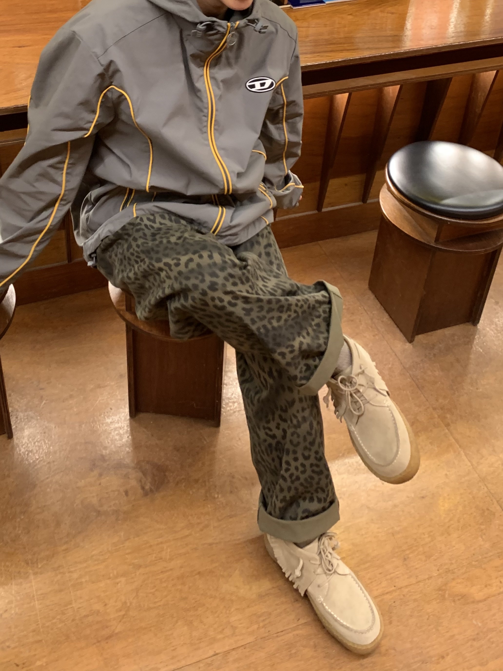 ersco Leopard Baggy Trousers Khaki, Diesel J-Hives Windbreaker with Contrast Piping Grey 착용 스타일 - 5