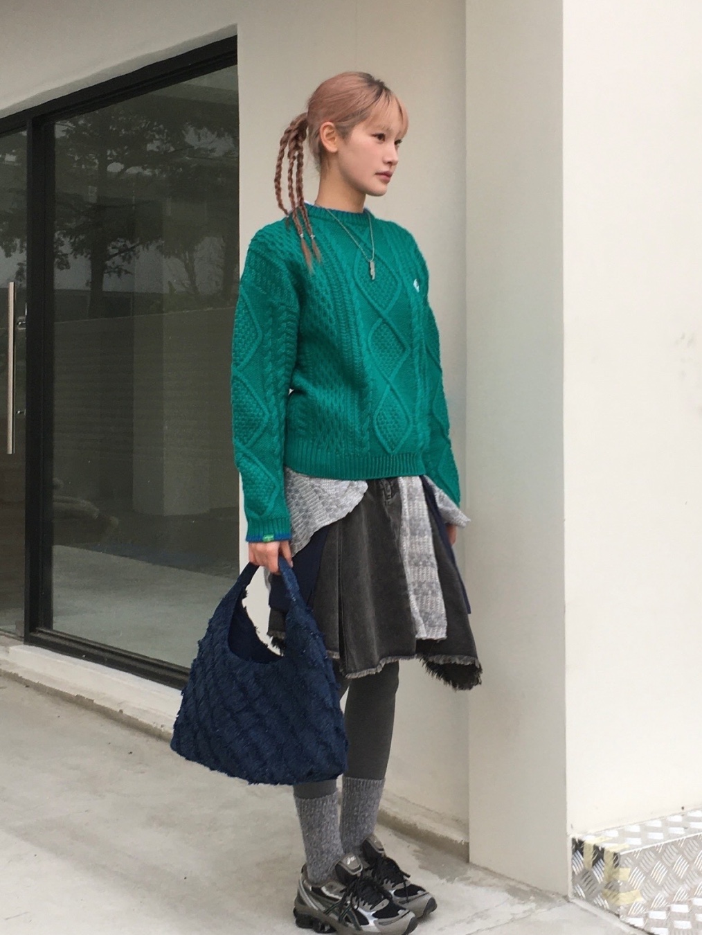 Asics Gel-Quantum Kinetic Graphite Grey Black, New Era x MoMA New York Yankees Cap Navy 착용 스타일 - 2