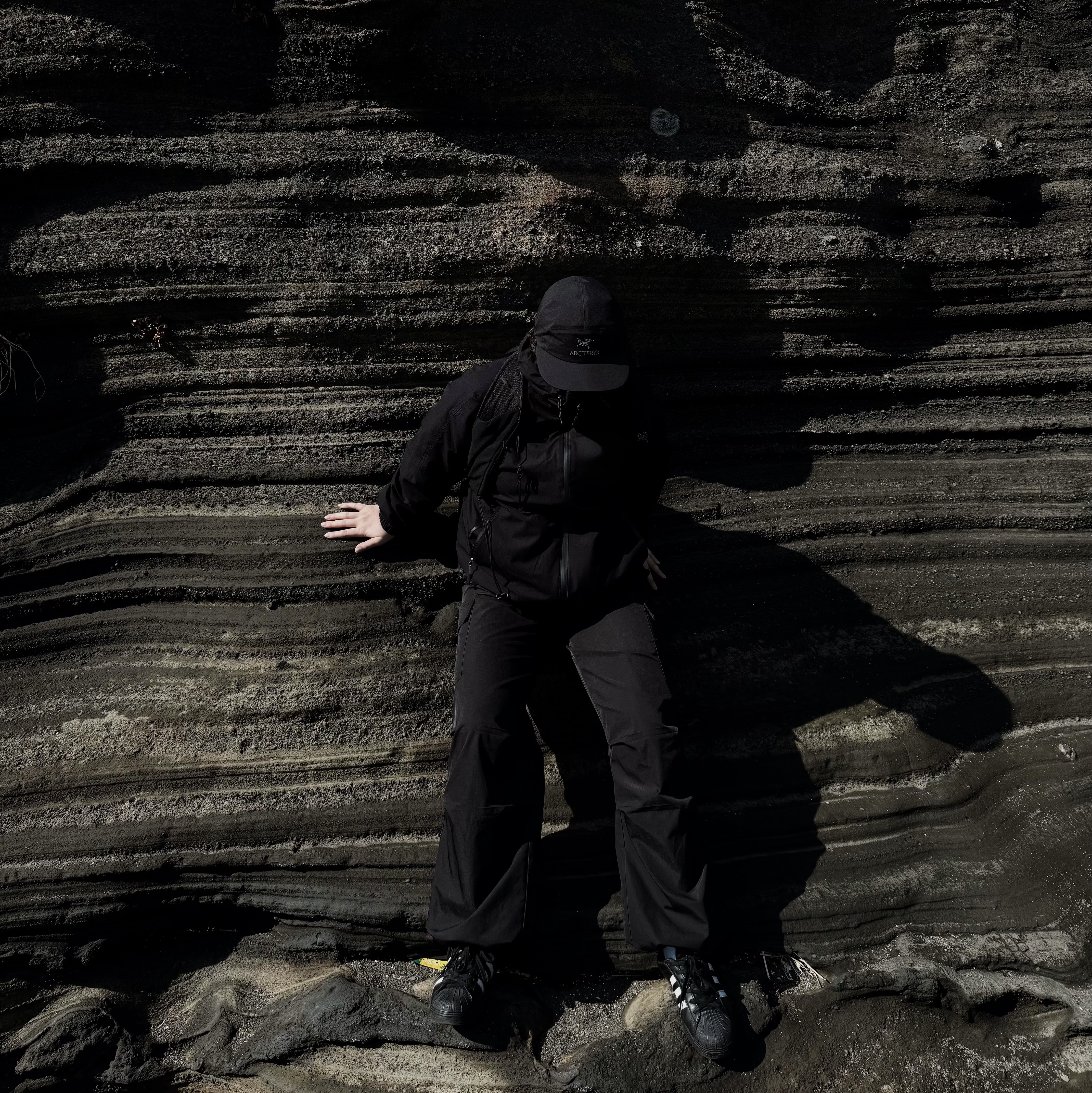 Arc'teryx Aerios 18 Backpack Black, Arc'teryx Gore 5 Panel Cap Black 착용 스타일