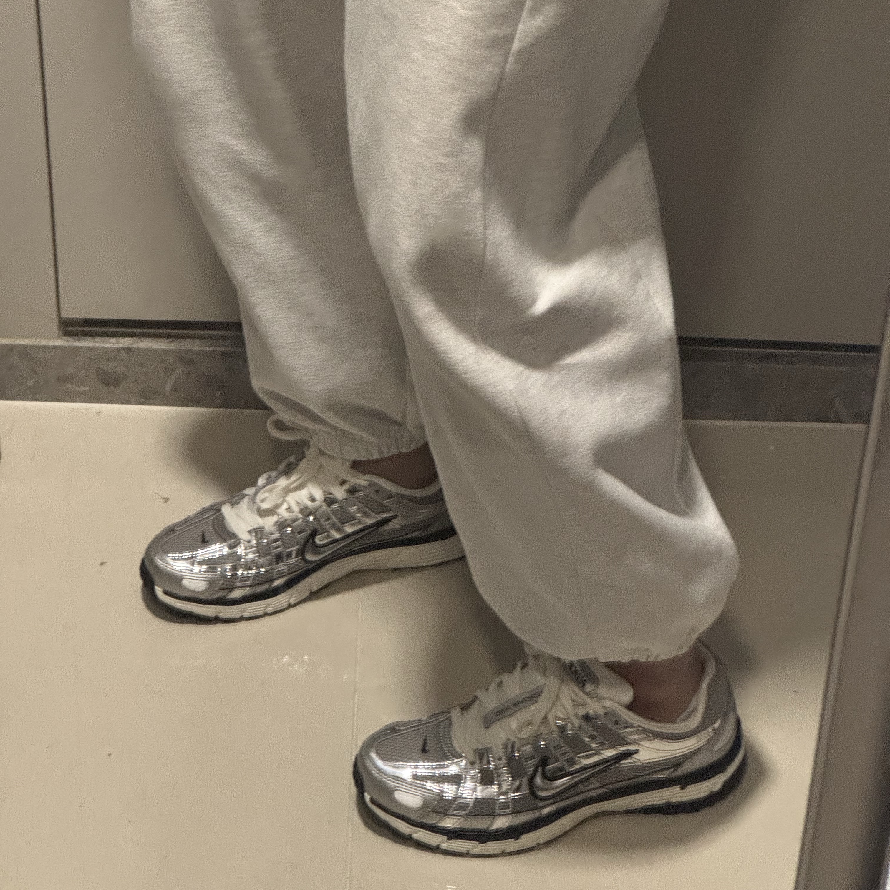Nike P-6000 Metallic Silver 착용 스타일