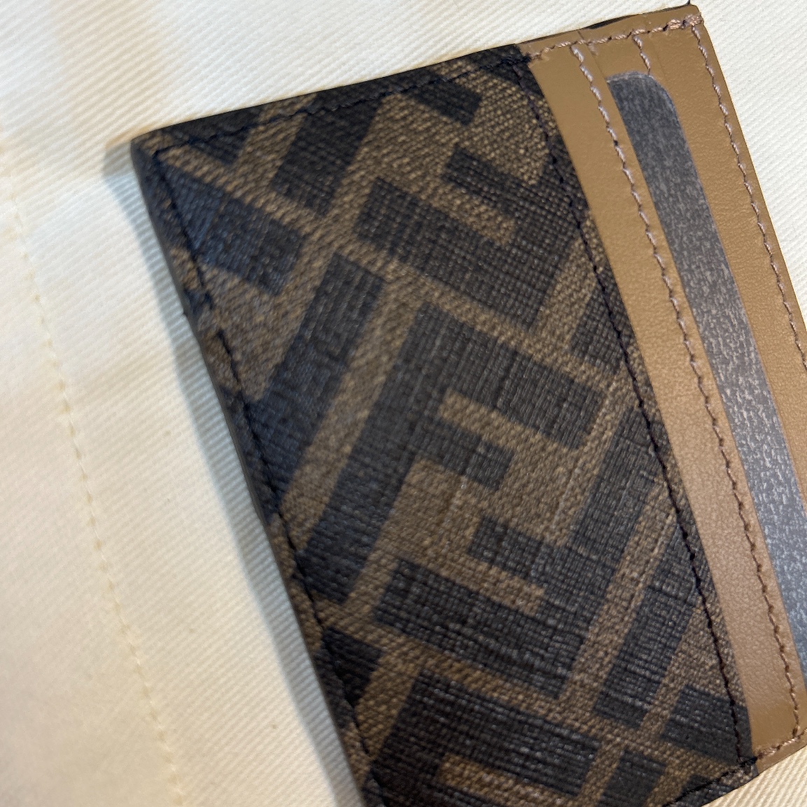 Fendi FF Motif Fabric Card Holder Brown 착용 스타일