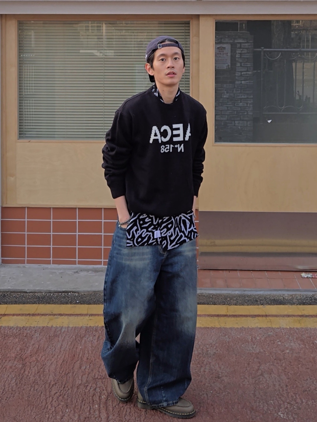 Asics Gel-Quantum Kinetic Graphite Grey Black, New Era x MoMA New York Yankees Cap Navy 착용 스타일 - 4