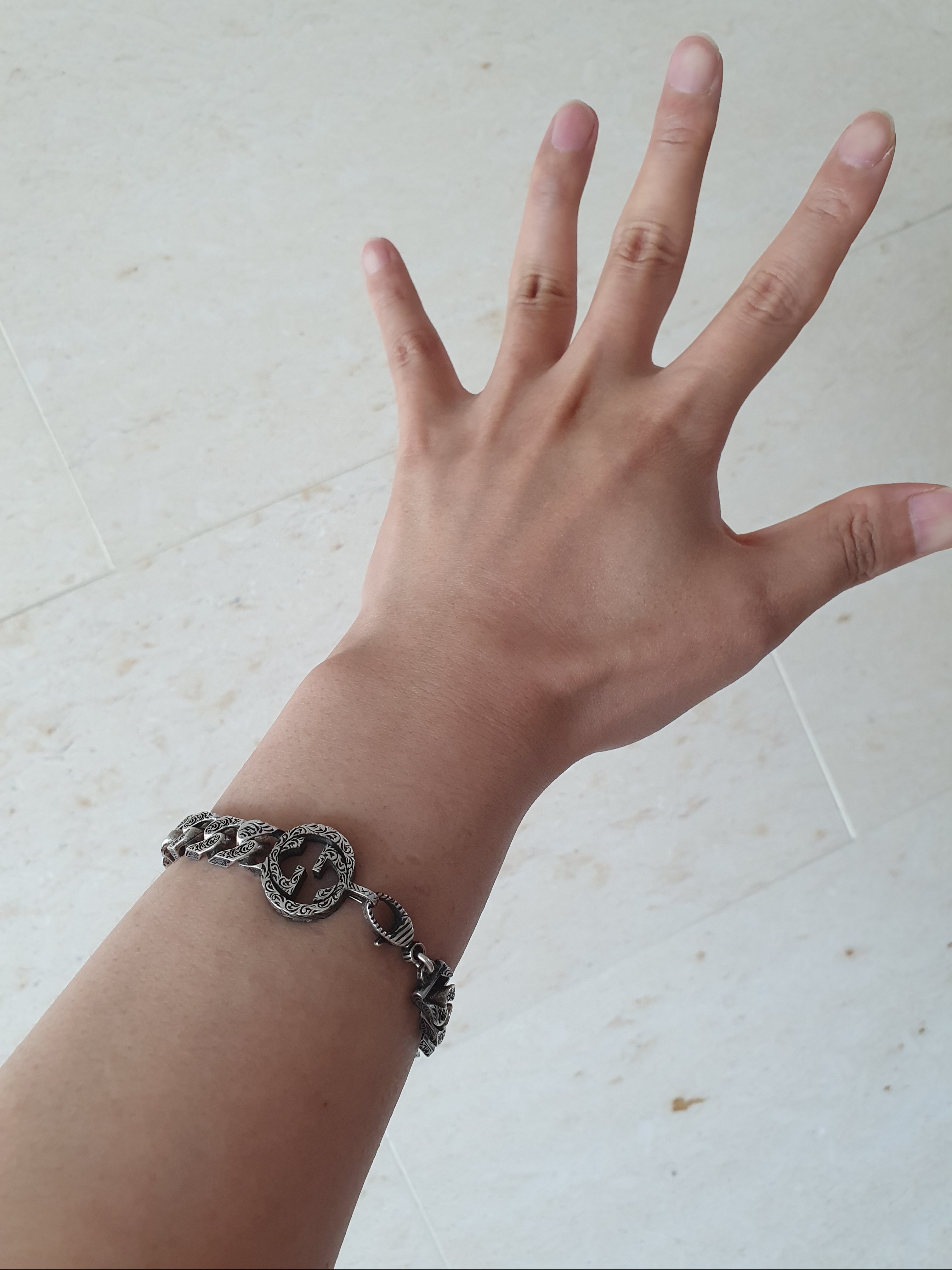 Gucci Interlocking G Chain Bracelet In Silver Silver 착용 스타일 - 1