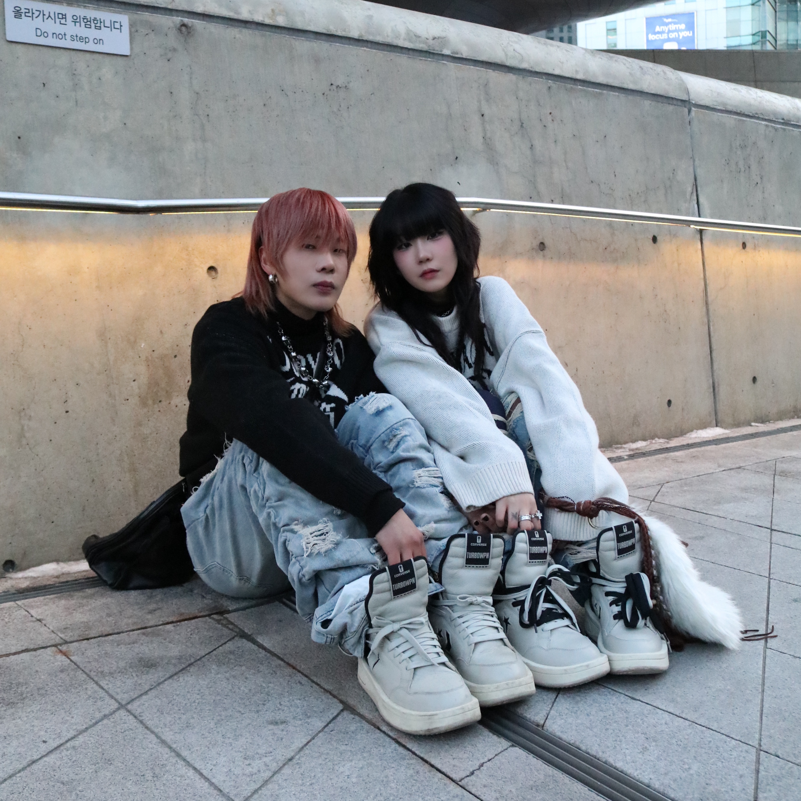 AJOBYAJO PBA Total Logo Cropped Sweater IVORY, AJOBYAJO PBA Total Logo Cropped Sweater BLACK 착용 스타일 - 3