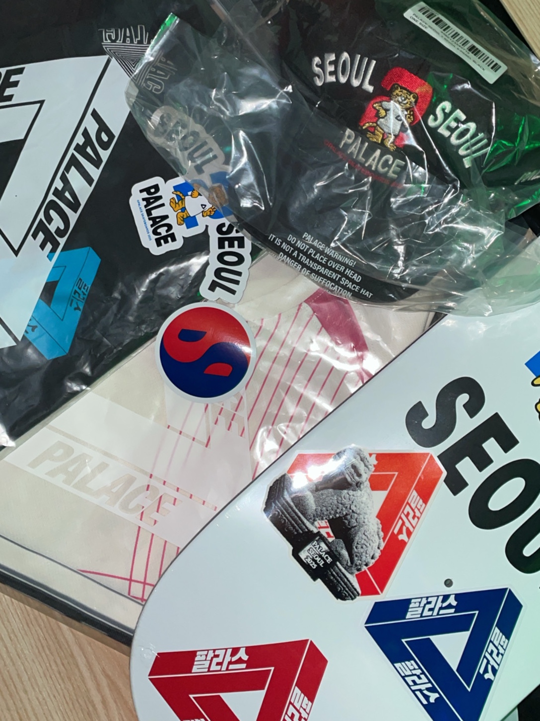 Palace Seoul 2 Seoul 6-Panel Cap Black - 25SS, Palace Seoul 2 Seoul Tri-Ferg T-Shirt Black - 25SS 착용 스타일