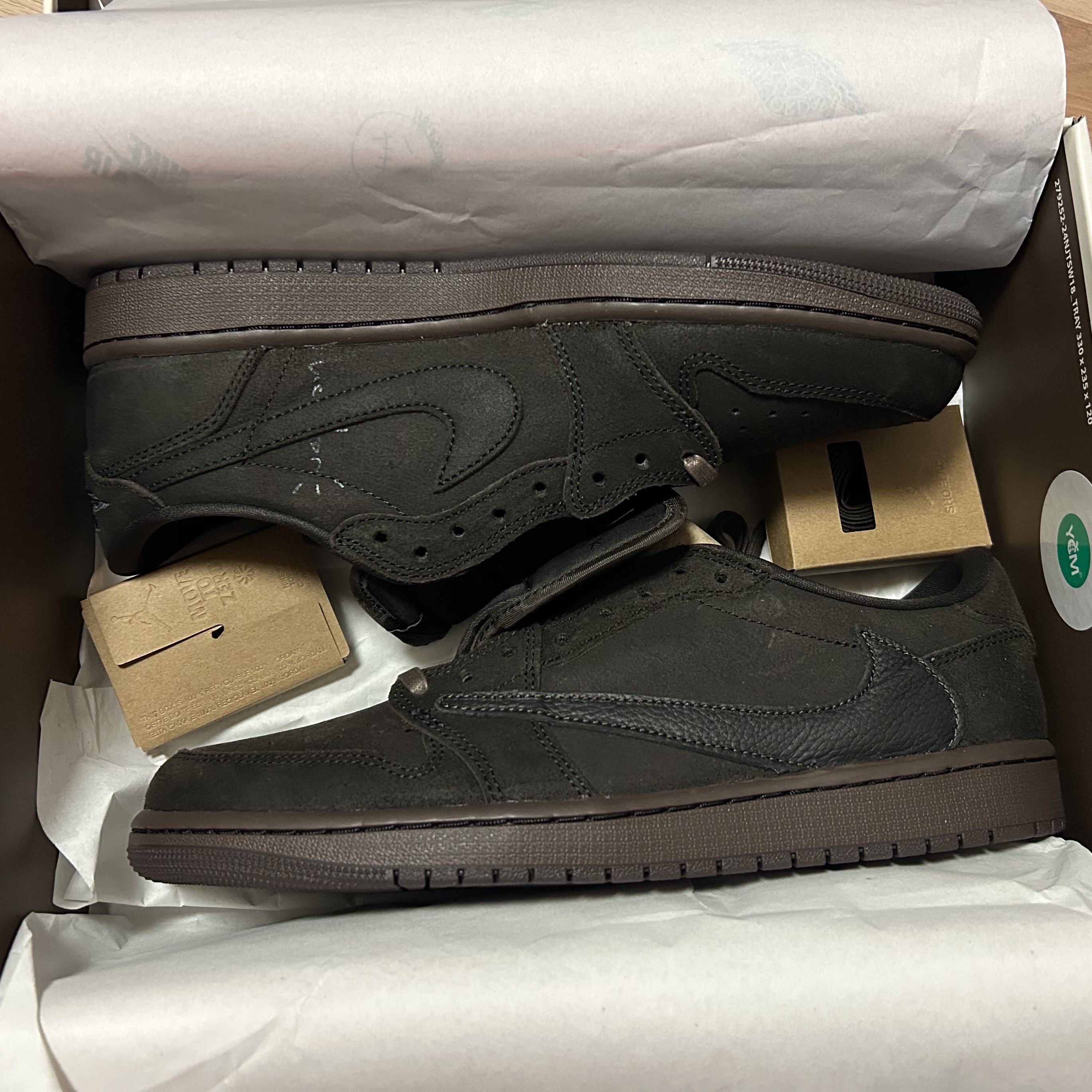 Jordan 1 x Travis Scott Retro Low OG SP Velvet Brown and Dark Mocha 착용 스타일 - 4