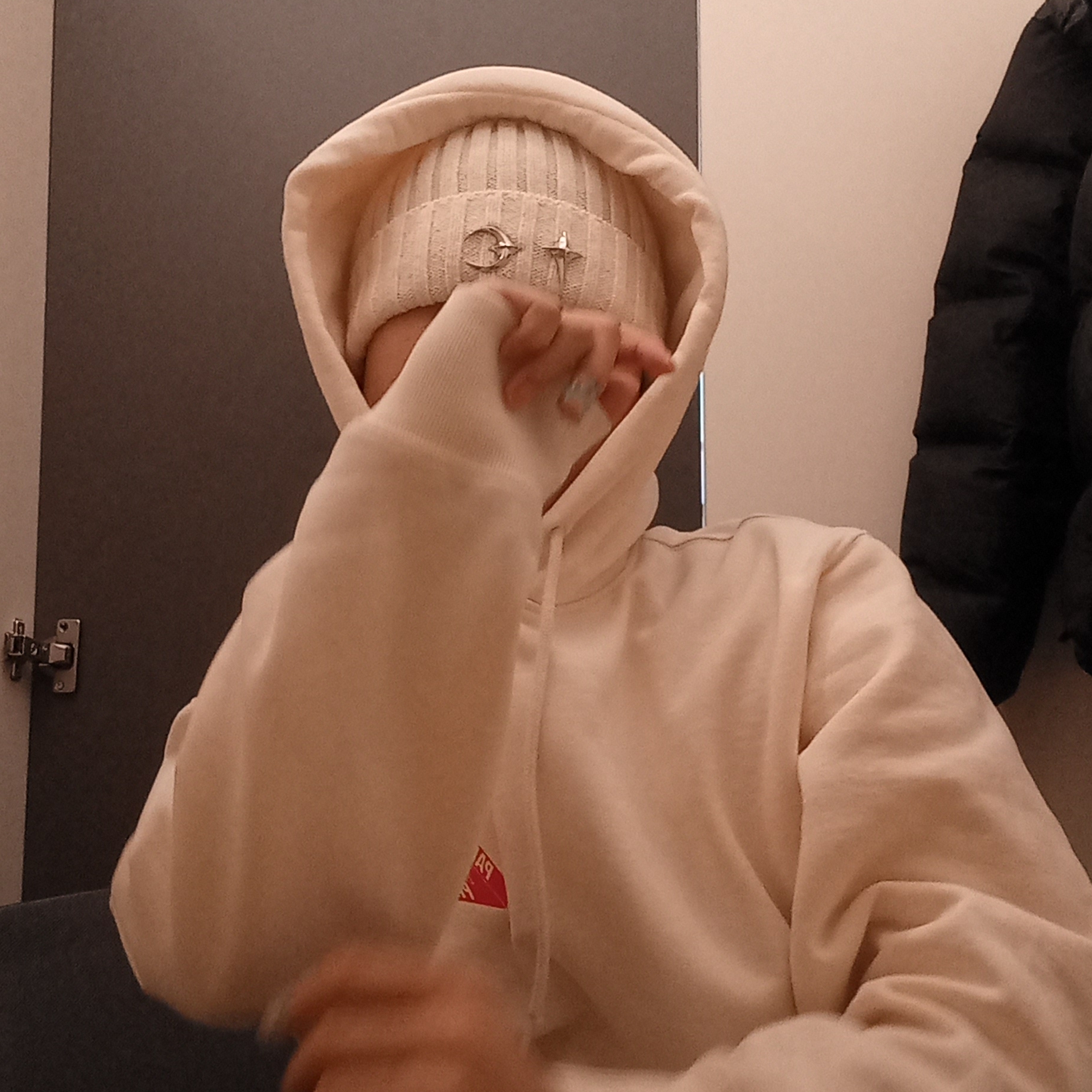 Palace Bit Grippy Tri-Ferg Hood Soft White - 24SS, Thug Club TC Emblem Basic Beanie White 착용 스타일