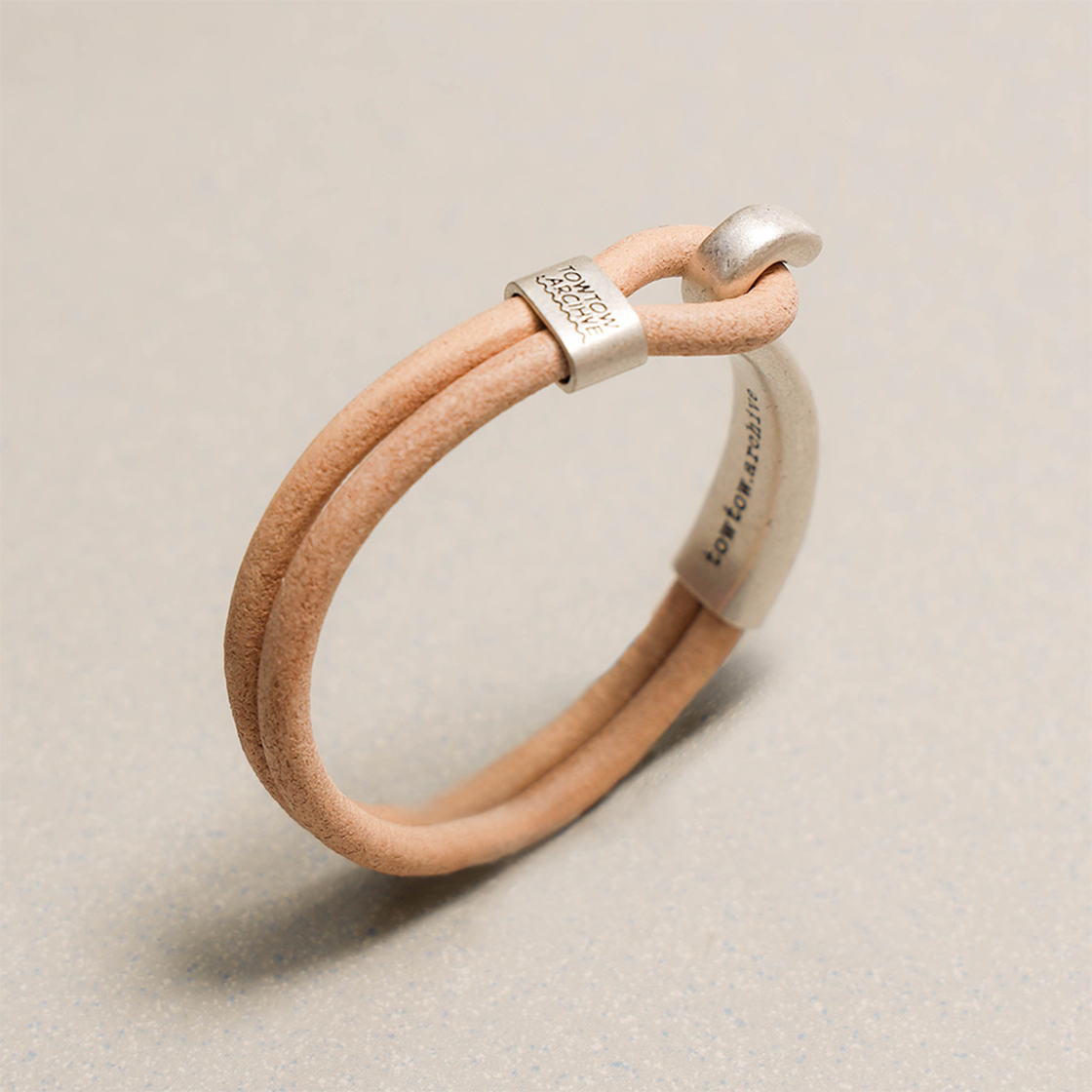 【韓国のみ】 TOWTOW.ARCHIVE Grit Leather Bracelet TOWTOW ARCHIVE Grit Leather Bracelet - Black | 하이츠스토어