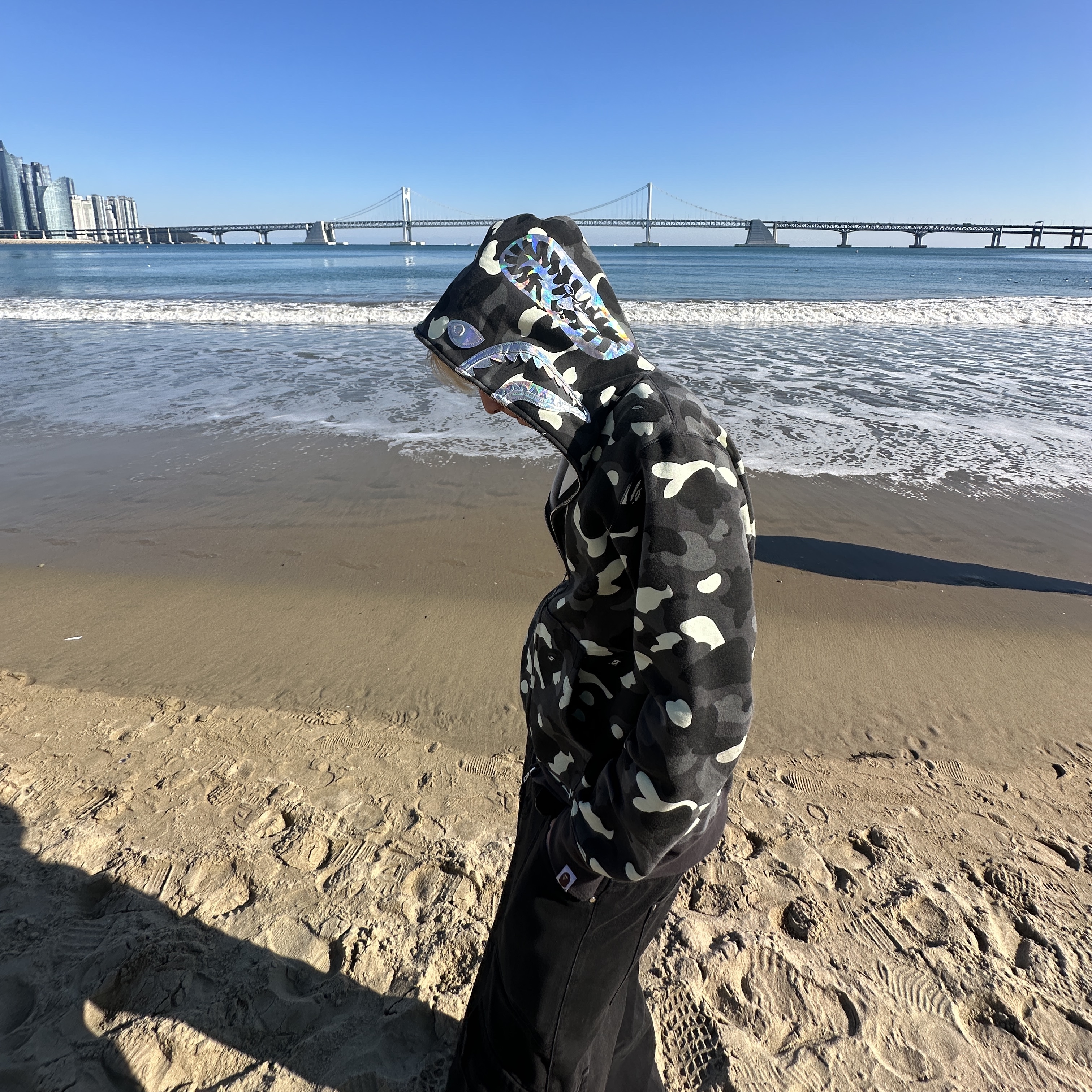 BAPE City Camo Shark Full Zip Hoodie Black 착용 스타일 - 2