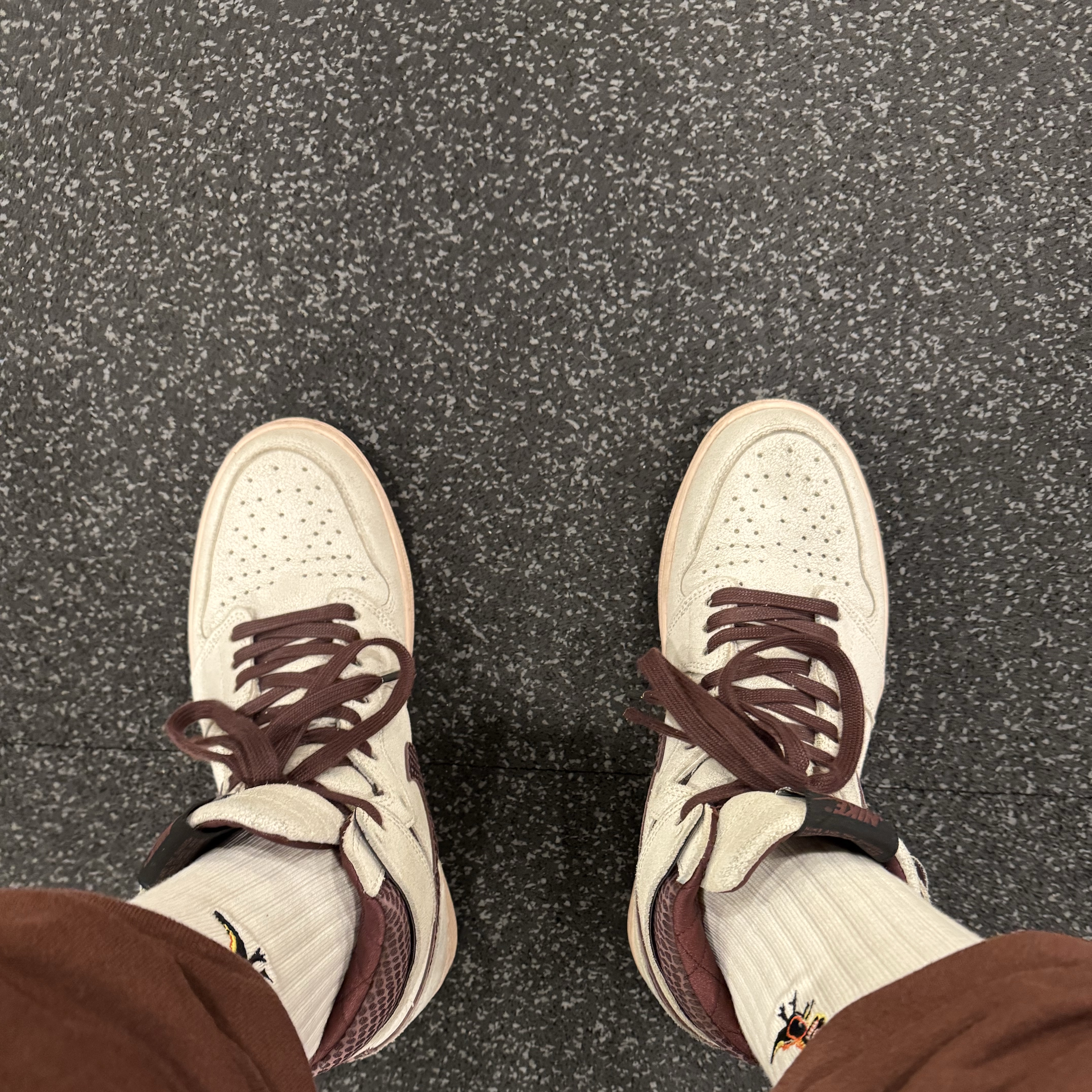 Jordan 1 x A Ma Maniere Retro High OG SP Sail and Burgundy 착용 스타일