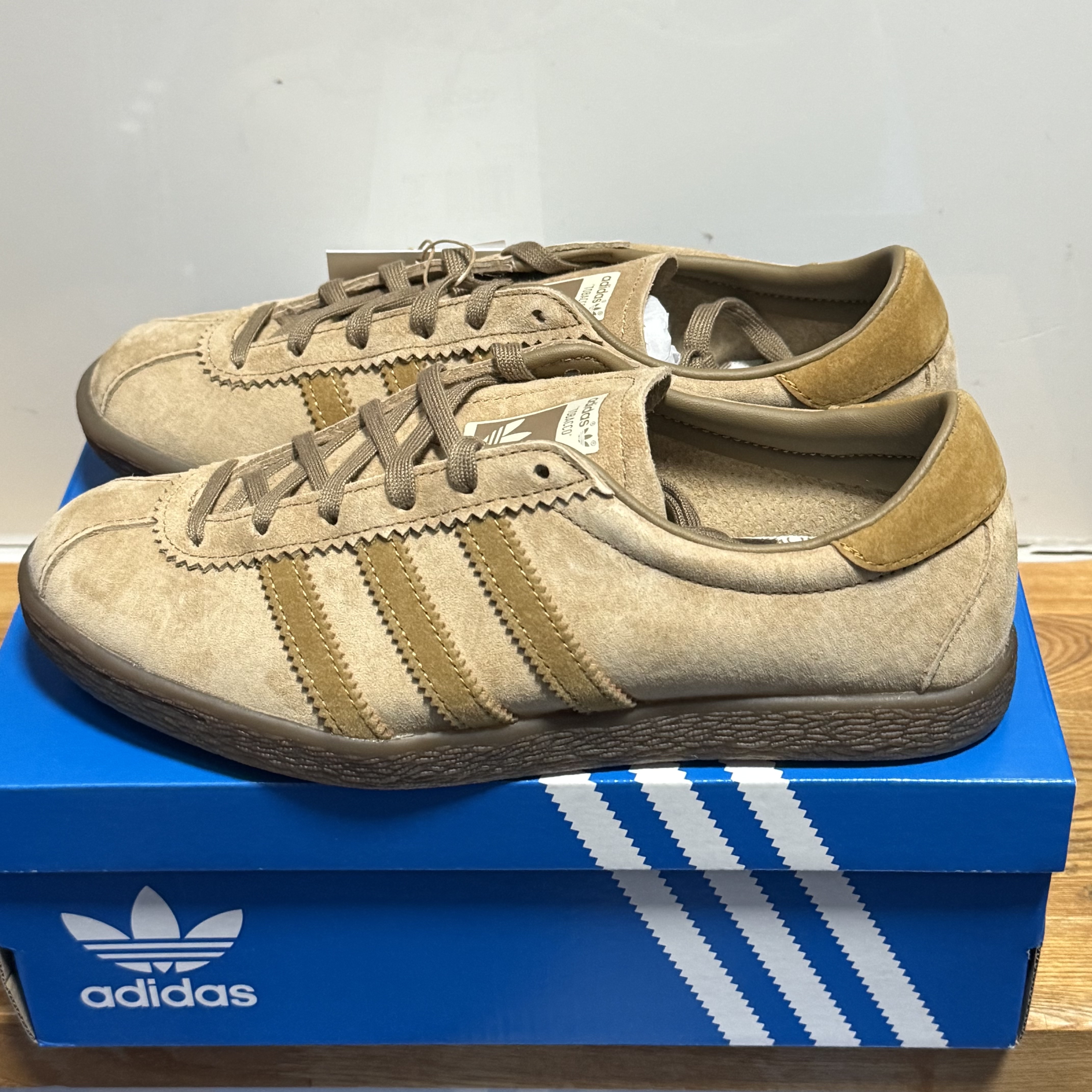 Adidas Tobacco Pantone Mesa 착용 스타일