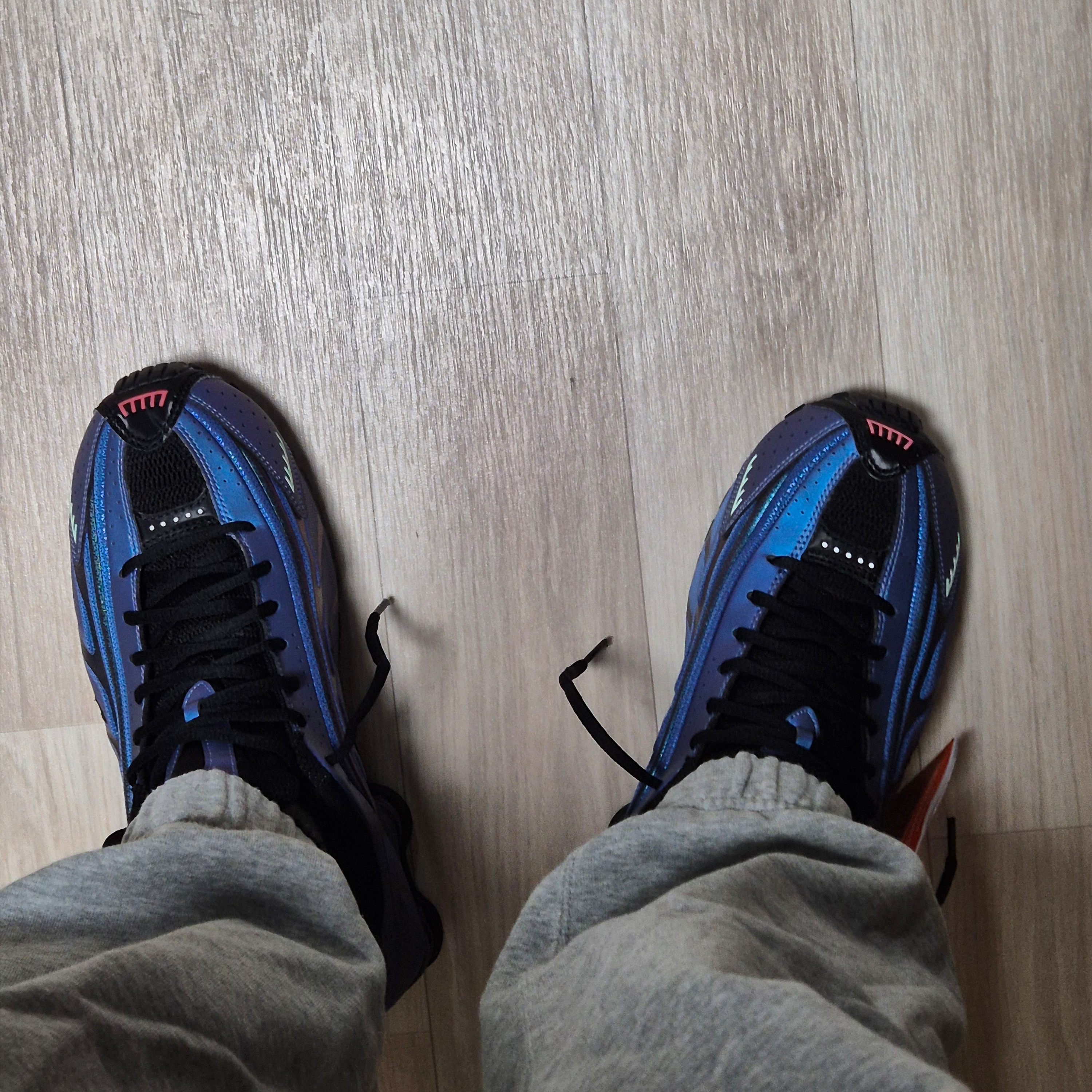 Nike Shox R4 Black and Hot Punch, Uniqlo UT x Kaws x Warhol Sweatpants Black 착용 스타일 - 3