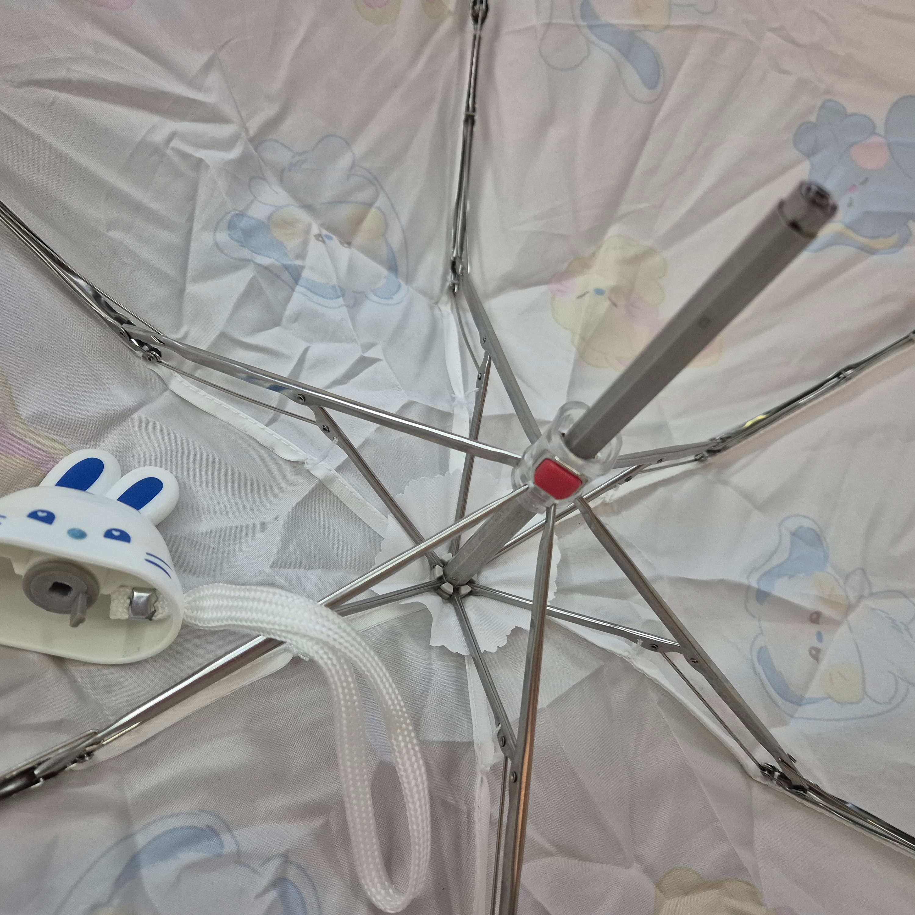 NewJeans Bunini 5 Tier Pattern Umbrella White 착용 스타일