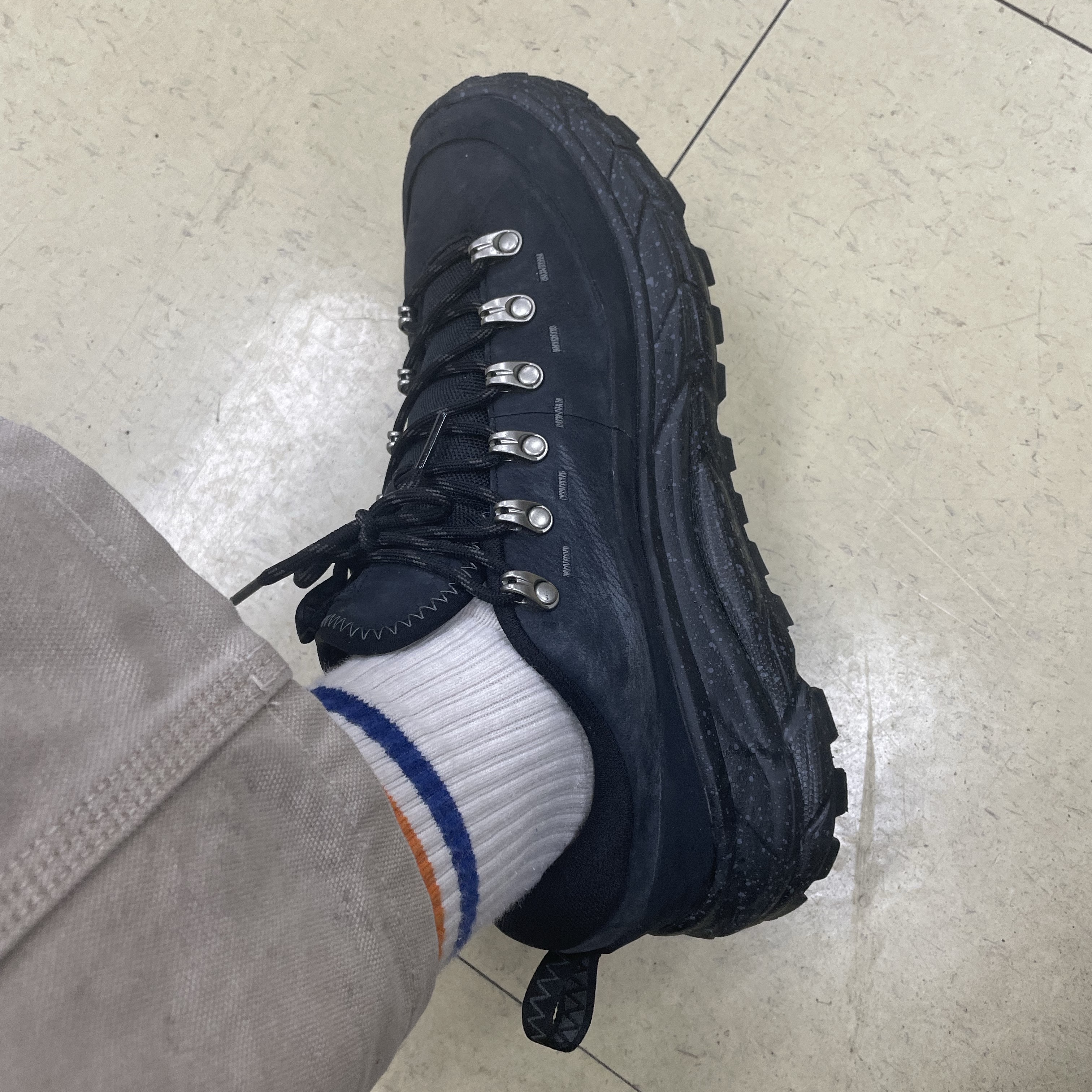Hoka Tor Summit 2 Black 착용 스타일