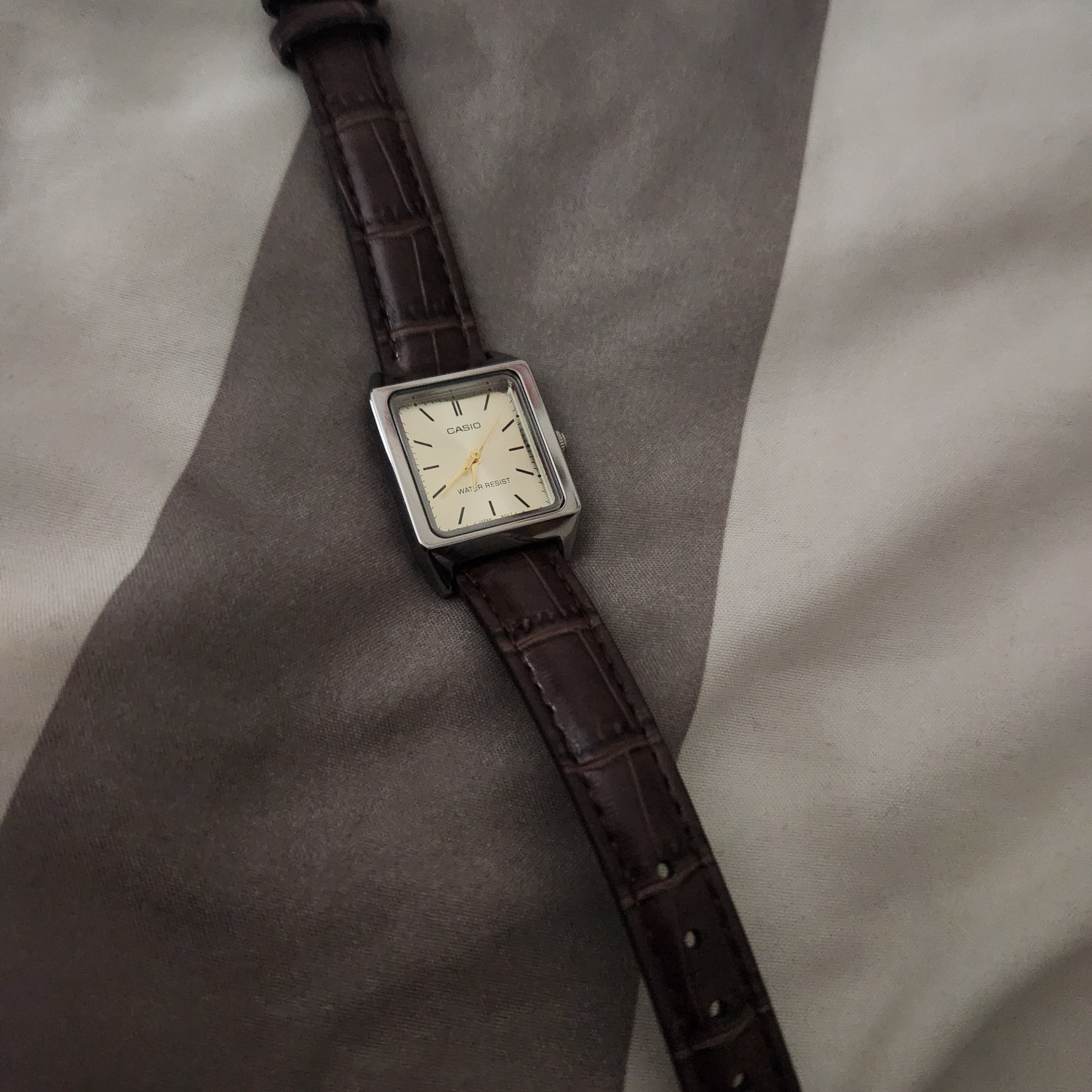 Casio LTP-V007L-9E 착용 스타일