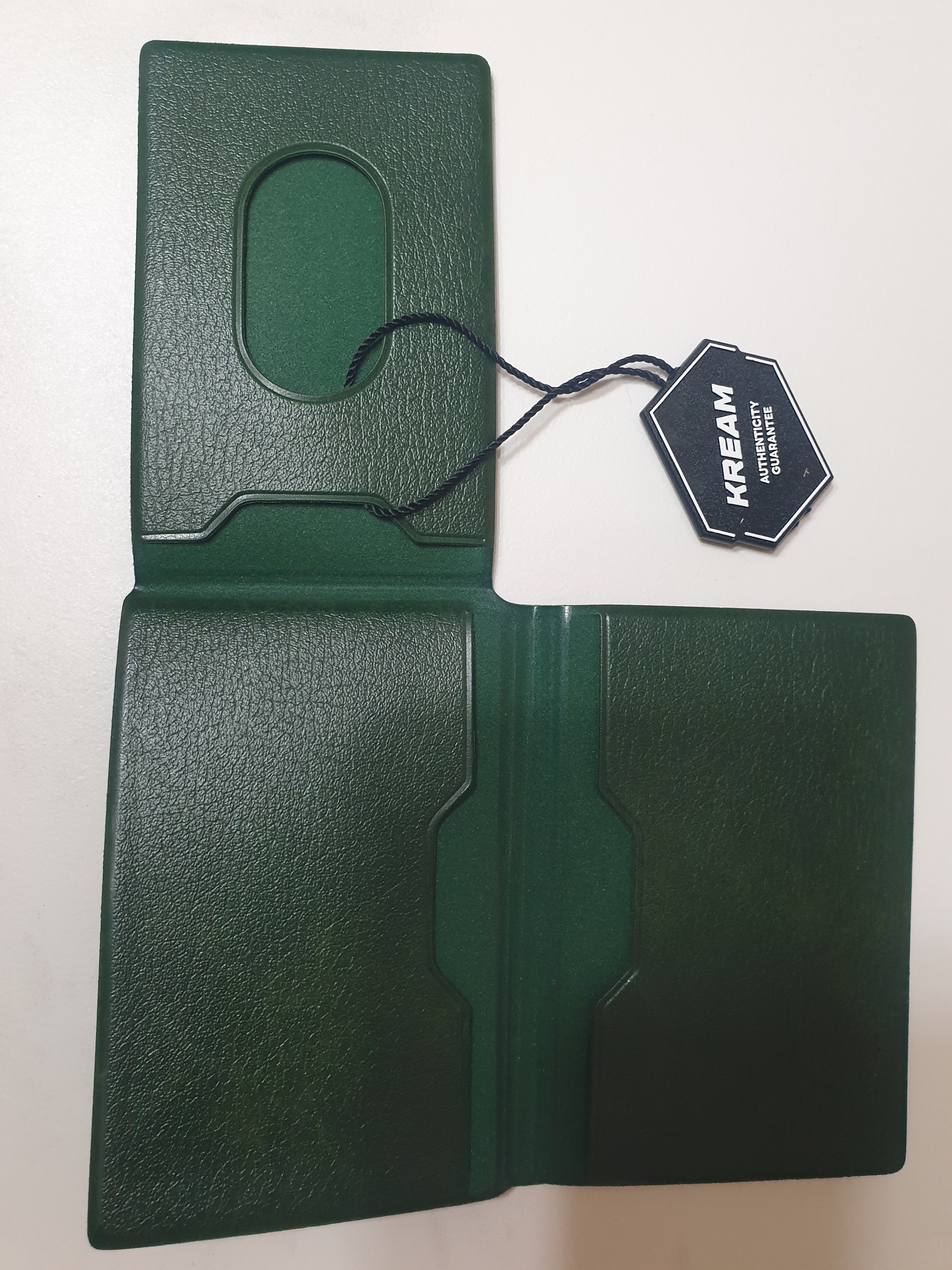 Beams x Hightide Special Order Pass & Card Case Green 착용 스타일 - 2