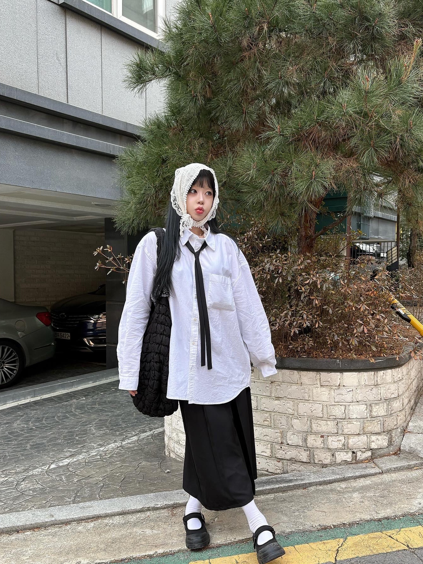 COS Quilted Oversized Shoulder Bag Black 착용 스타일 - 2