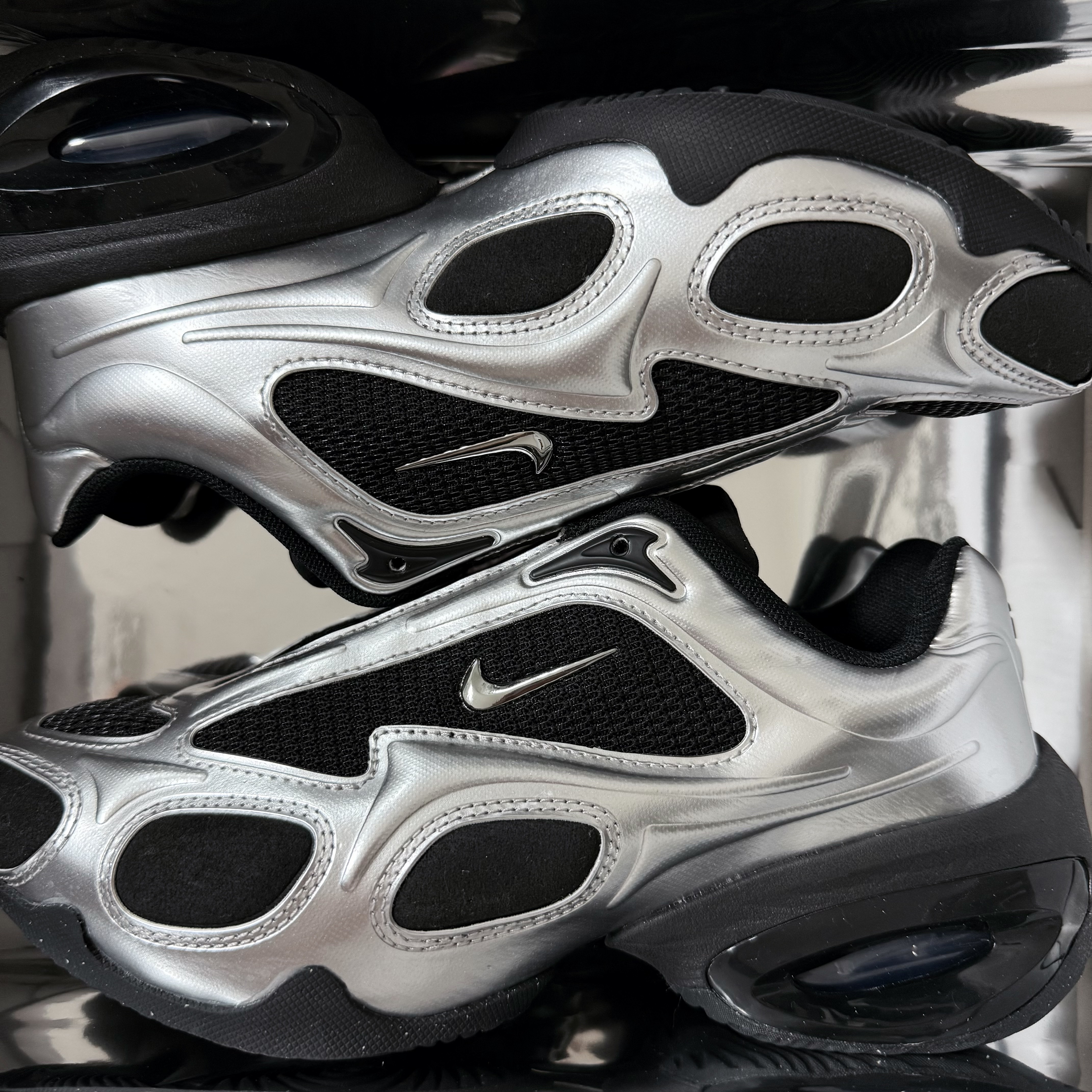 (W) Nike Air Max Muse Black and Metallic Silver 착용 스타일