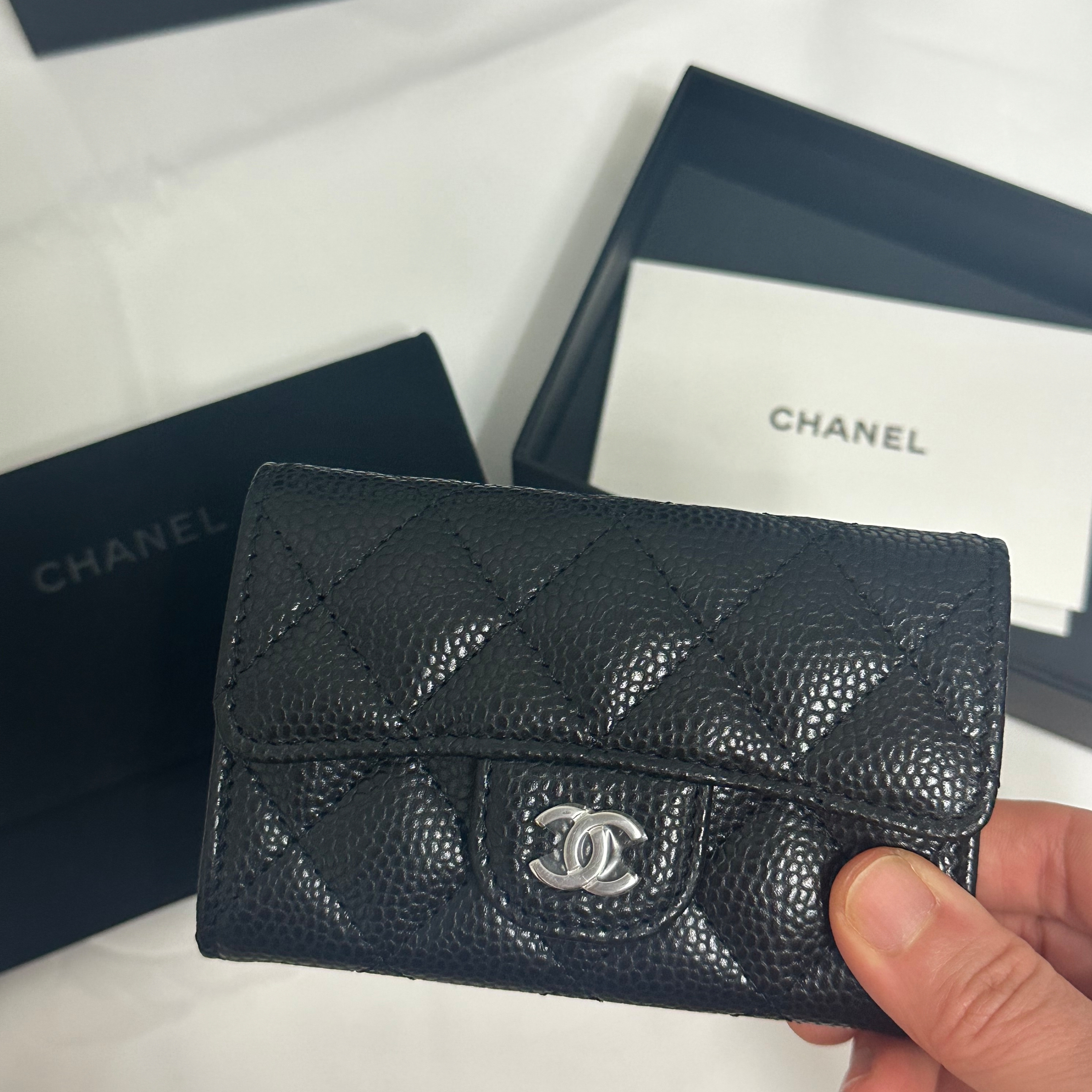 Chanel Classic Card Holder Grained Calfskin & Silver Black 착용 스타일