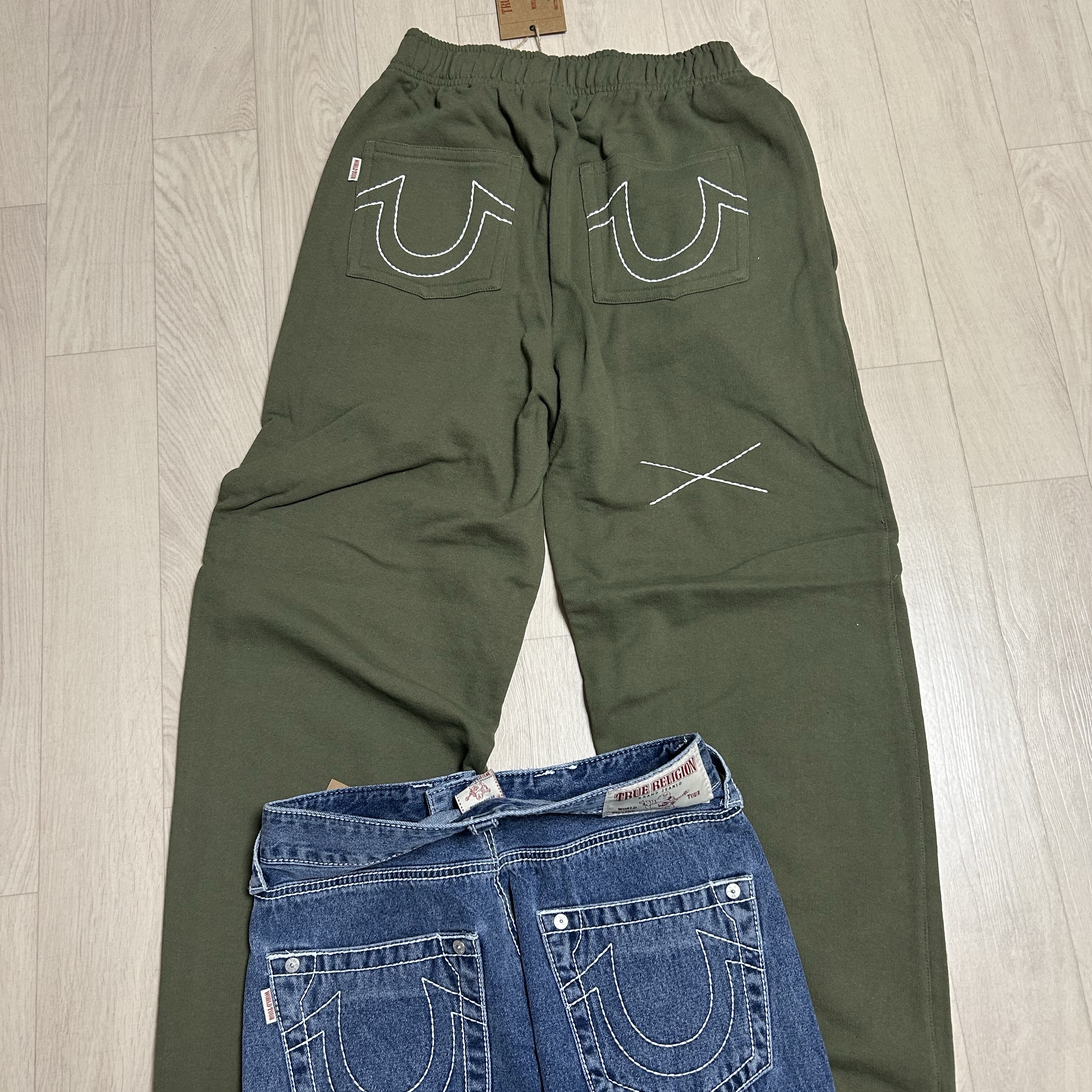 True Religion R. Point Sweat Pants Khaki 착용 스타일