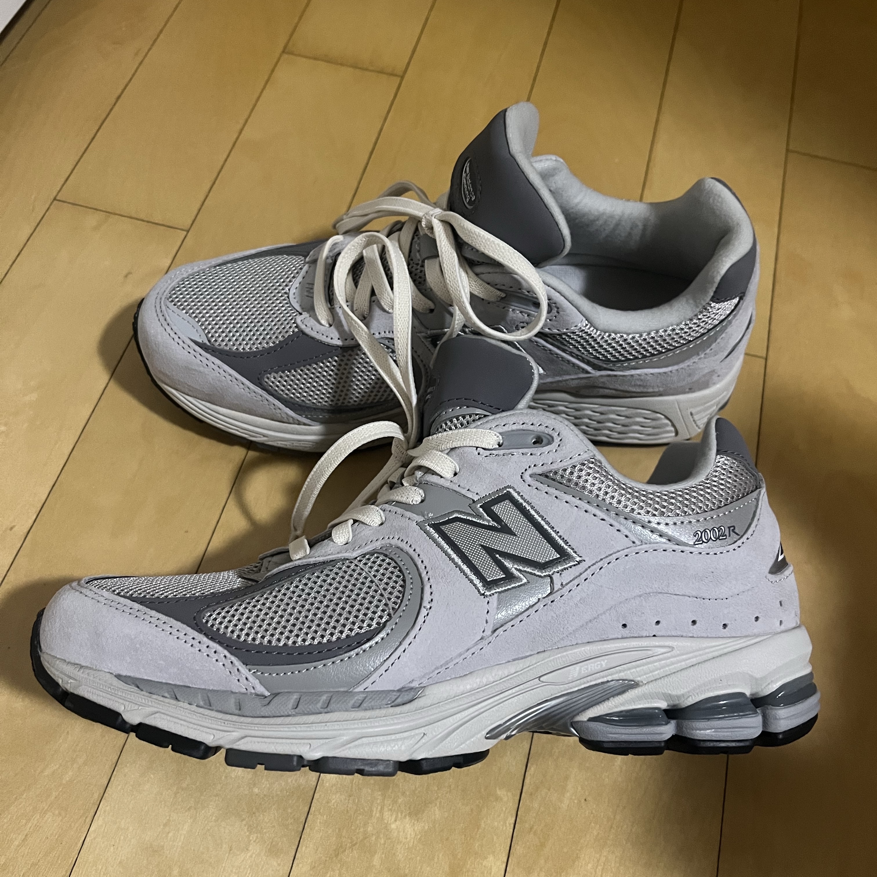 New Balance 2002R T2 Gray 착용 스타일 - 3
