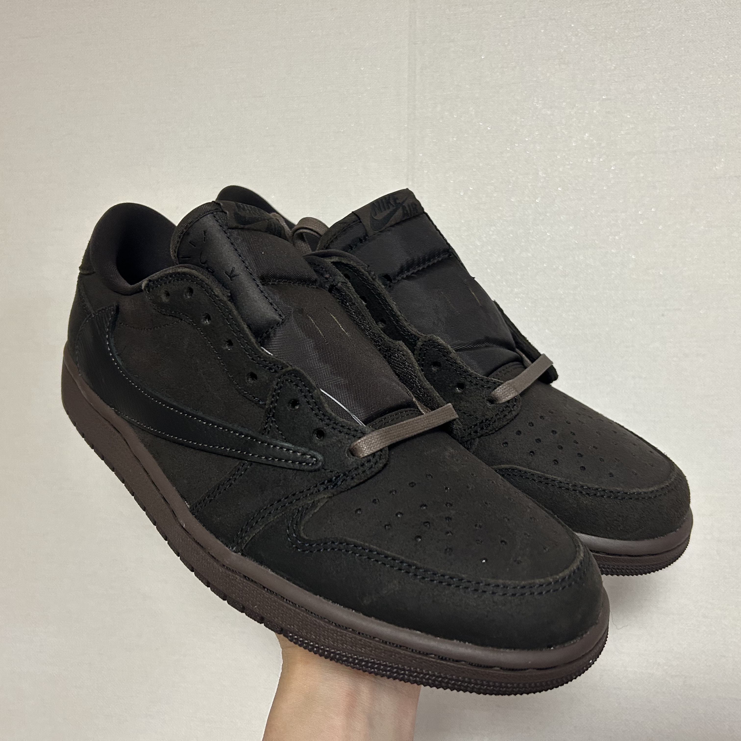 Jordan 1 x Travis Scott Retro Low OG SP Velvet Brown and Dark Mocha 착용 스타일 - 2